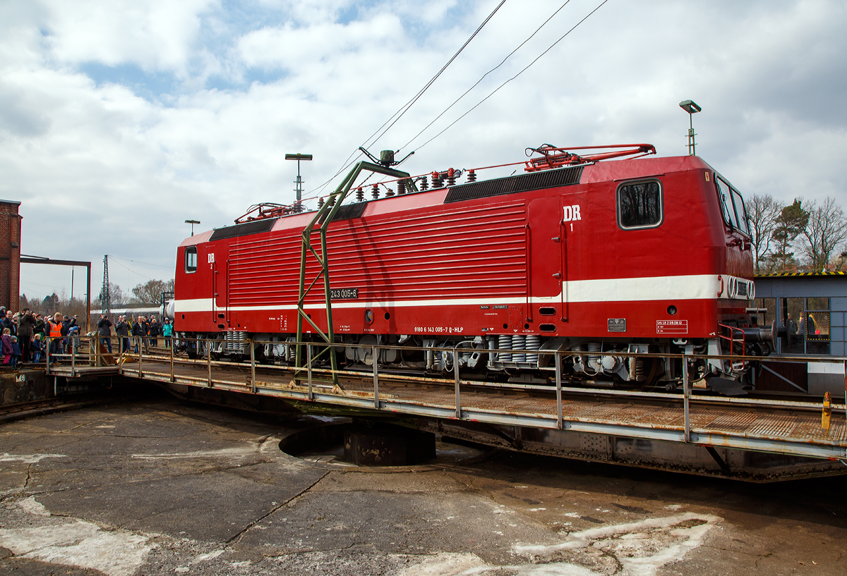 
Was den Veranstalter freut (es ist auch gut so), ist des Fotografen leid, sehr gute Besucherzahlen. Zum Jubiläum 30 Jahre Eisenbahnfreunde Treysa e.V. gab es am 24.03.2018 ein Lokschuppenfest in Treysa (Ortsteil der Stadt Schwalmstadt). 

Hier wird gerade die ex DR 243 005-6 (91 80 6143 005-7 D-HLP), ex DB 143 005-7, auf der Drehscheibe präsentiert. Eigentümer der Lok ist das DB Museum Nürnberg, welches sie als Leihgabe an BSW-Gruppe Traditionsgemeinschaft Bw Halle P e. V. gegeben hat, die die Lok z.Z. betriebsfähig betreibt.

Die Lok wurde 1984 bei LEW (VEB Lokomotivbau Elektrotechnische Werke Hans Beimler Hennigsdorf) unter der Fabriknummer 18228 gebaut und als DR 243 005-6 an die Deutsche Reichsbahn geliefert, 1992 erfolgte die Umzeichnung in DR 143 005-7 und zum 01.01.1994 in DB 143 005-7. Bereits ab 2012 war die Lok als Leihgabe an DB Museum, Nürnberg (Außenstelle Halle (Saale) gegangen, aber die eigentliche Ausmusterung erfolgte erst 2015 bei der DB.
