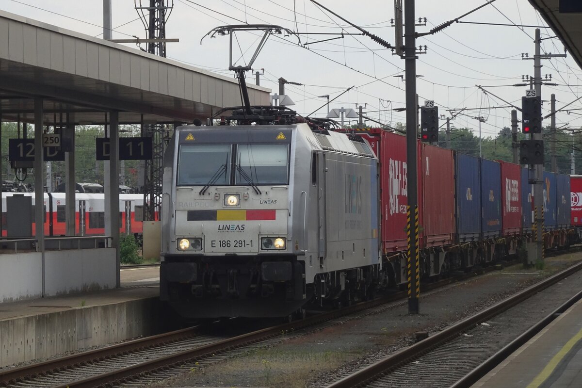 Weit weg von haus: Lineas 186 291 zieht der Austria-Express -Teil des GXN-Netwerks- durch Linz Hbf (�berraschend durch Gleis 11) richtung Wien am 20 Mai 2023.