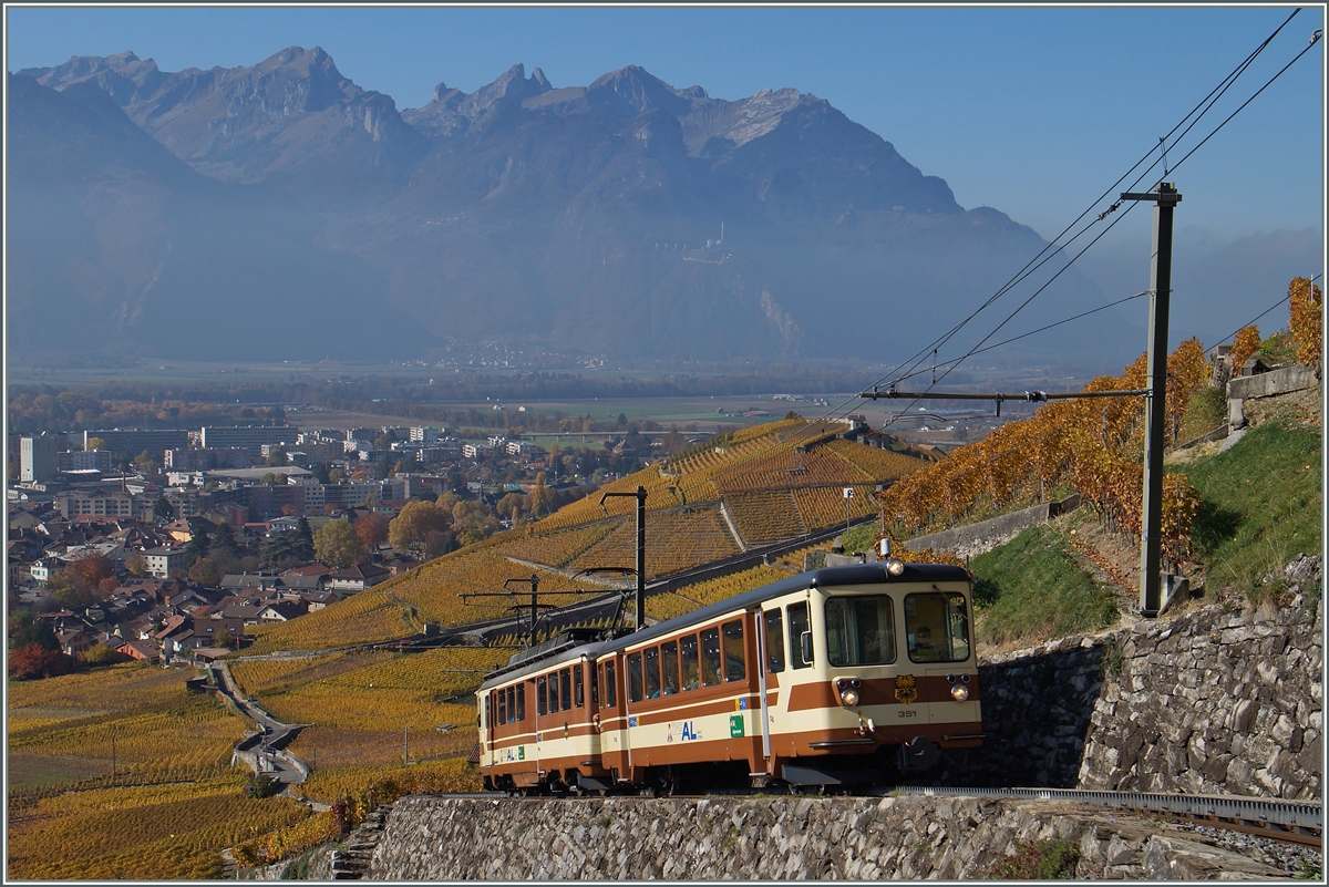 Wenige, aber sehr steile Meter oberhalb von Aigle ist nicht nur die Aussicht wundersch�n, hin und wieder, (Stundentakt) bereichter auch ein Zug der A-L die Szenerie. 
1. Nov. 2015