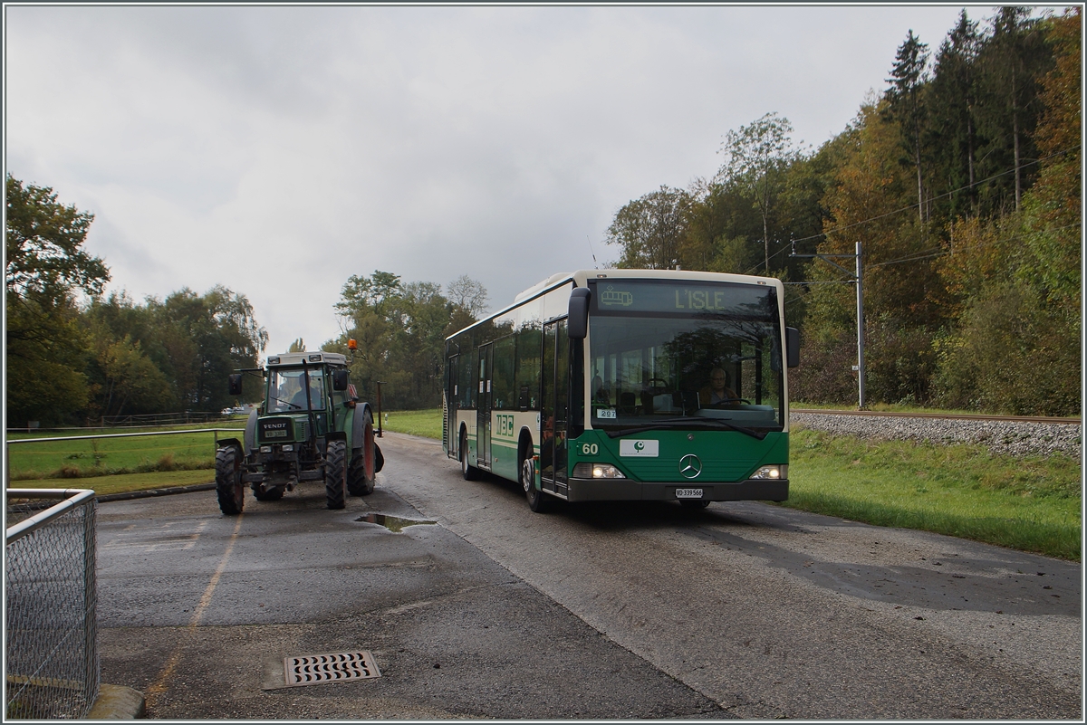 Wenn die BAM ihre Zuckerr�ben-Z�ge auf der freien Stecke bel�dt, m�ssen die planm�ssigen Reisez�ge durch einen Bus ersetzt werden. 
Hier f�hrt gerade der den Regionalzug 14 ersetzende Bus in der N�he von Apples vorbei.
15. Okt. 2014