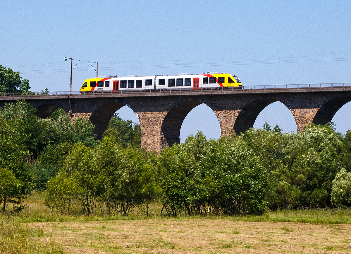 
Wenn man nicht genug Brenweite hat muss man halt das Bild zuschneiden....
Ein Alstom Coradia LINT 41 (BR 648) der HLB (Hessische Landesbahn) fährt am 02.07.2015, als RB 95  Sieg-Dill.Bahn  Dillenburg - Siegen - Au/Sieg, über den Rudersdorfer Viadukt, nächster Halt ist Siegen.