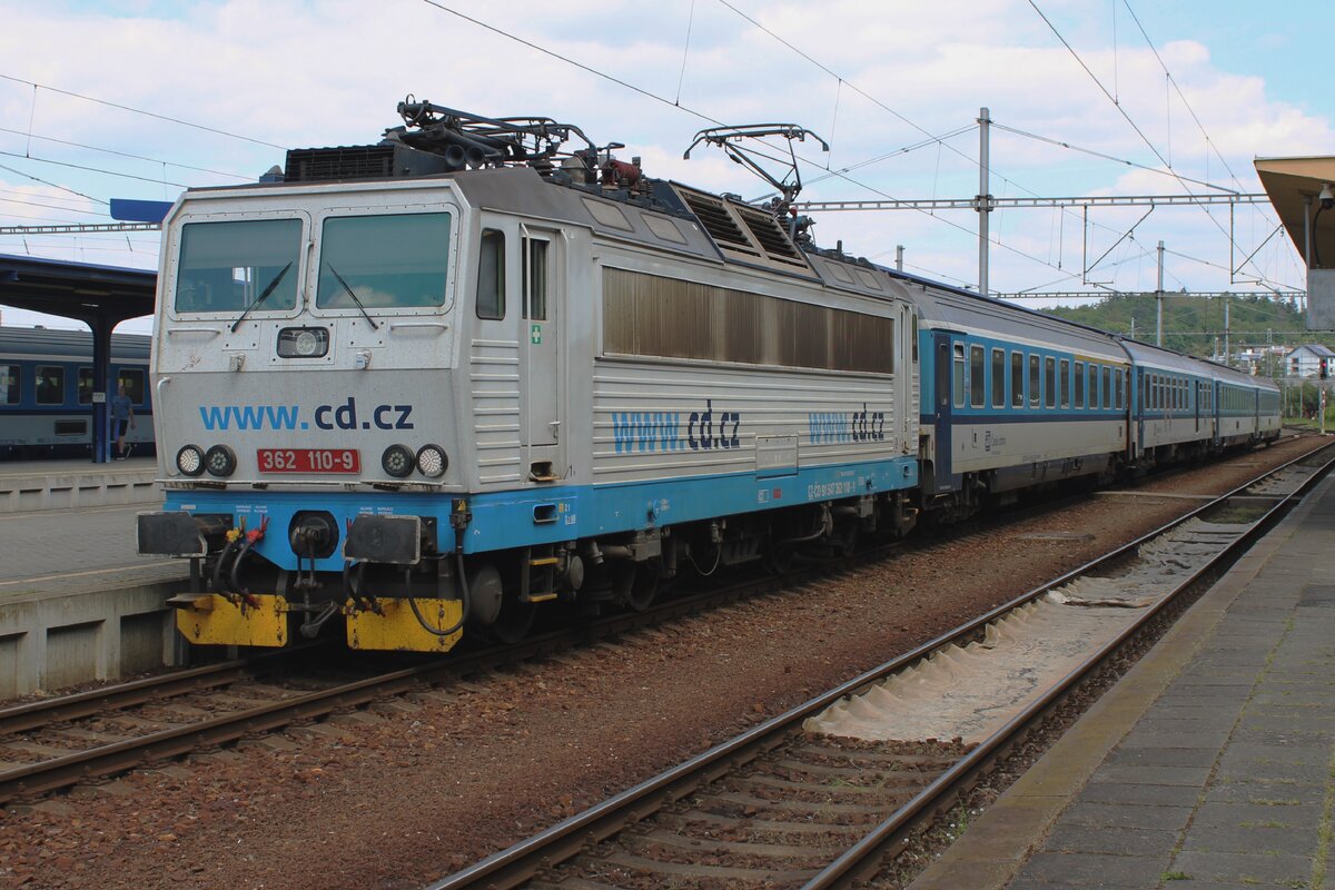 Werbelok 362 110 treft am 9 Mai 2024 mit e9in Rychlyk aus Plzen hl.n. in Klatovy ein.