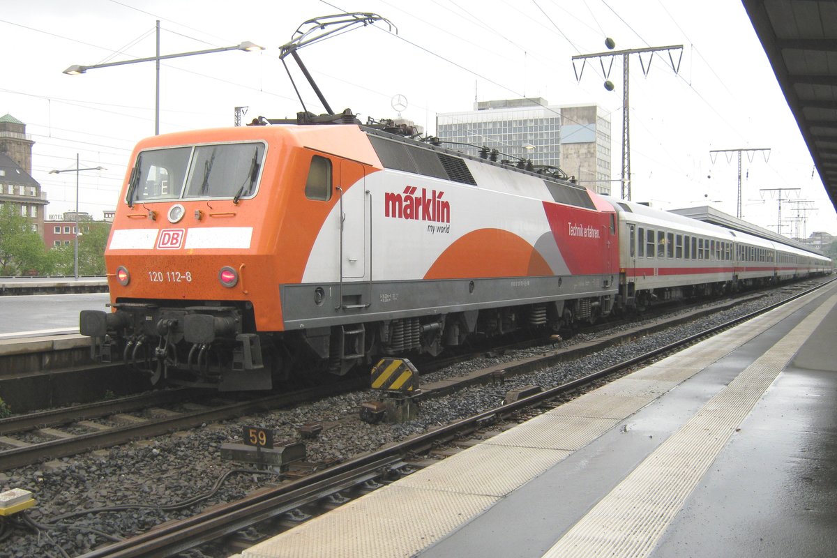 Werbend f�r M�rklin verl�sst 120 112 Essen Hbf mit ein IC am 11 Mai 2012. 
