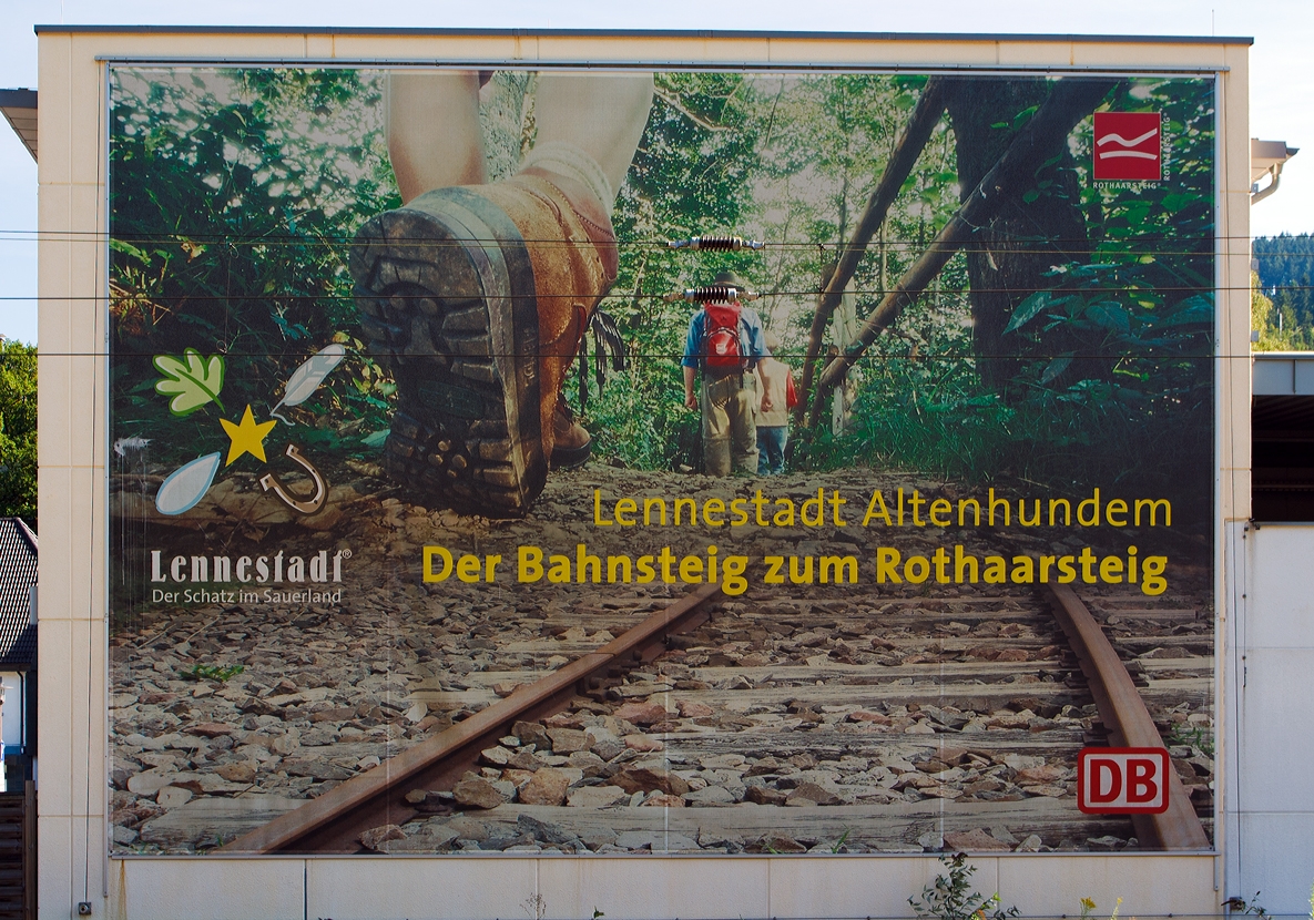 Werbung f�r Bahn und Rothaarsteig....
Am Bahnsteig in Bf Lennestadt-Altenhundem am 29.09.2013