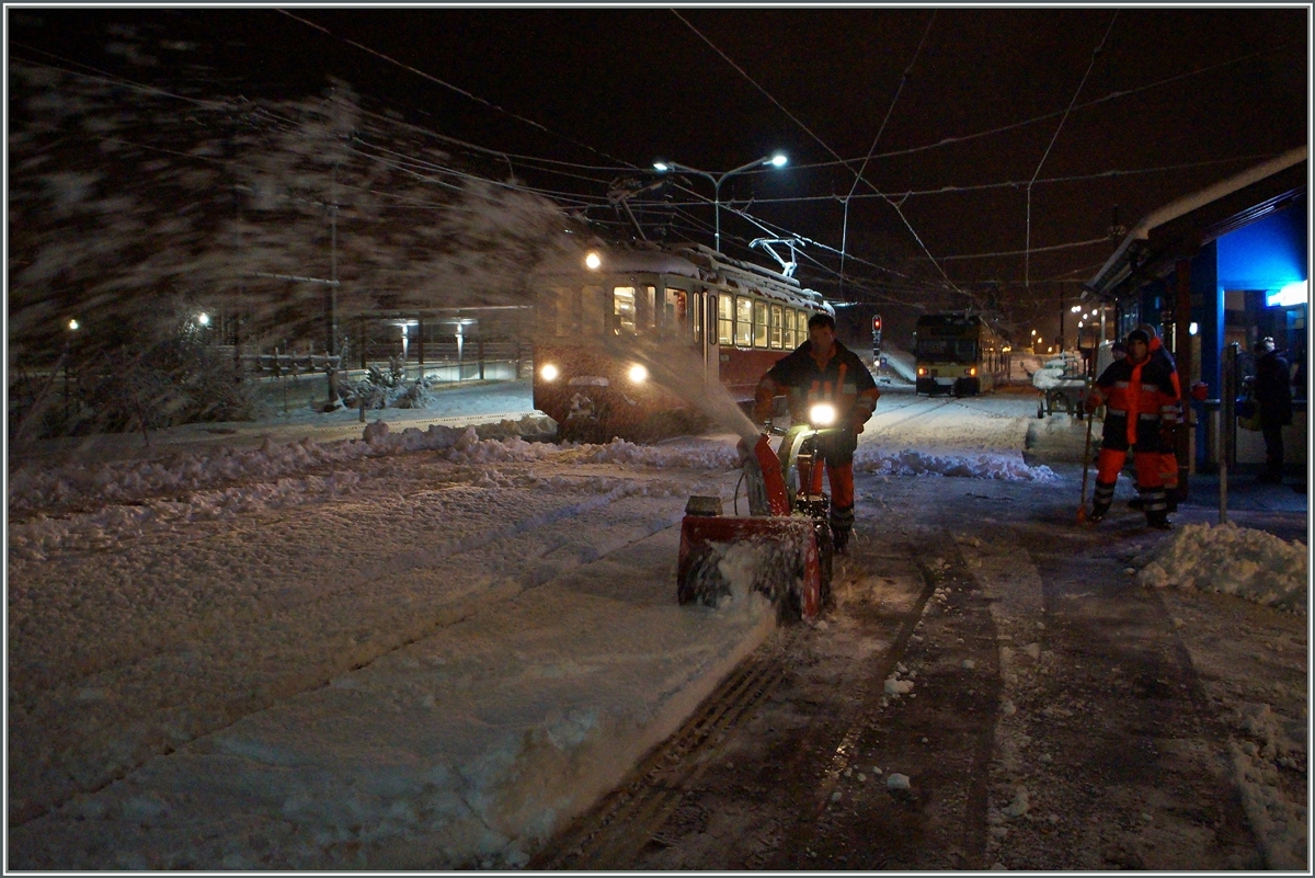 Wetter und die Bahn: es muss nicht immer eitel Sonnenschein herrschen um dem schönen Hobby Bahnfotografie nachzugehen, Hauptsache es macht Spass. Ob das Resultat gefällt ist eine Frage...
Etwas vom Scheewurf verdeckt zeigt sich ein CEV BDeh 2/4 in Blonay.
27. Jan. 2015