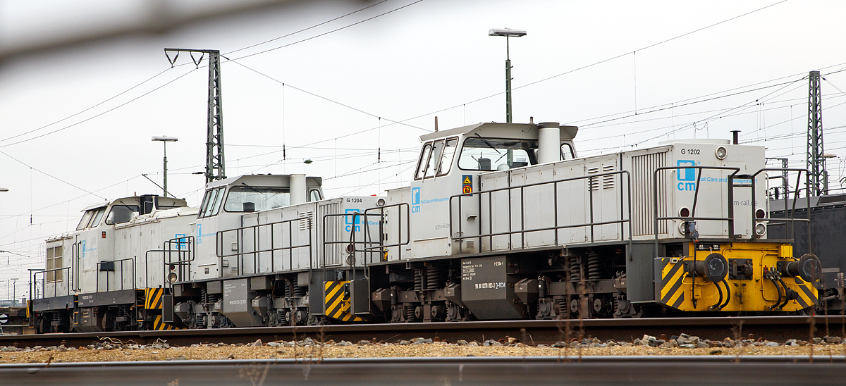 
Wie an einer Perlenkette aufgereiht...
Die 270 003-3, 276 013-6 und 202 535-1 der RCM Rail Care and Management GmbH (München) abgestellt am 29.12.2016 beim Hauptbahnhof Ingolstadt. 