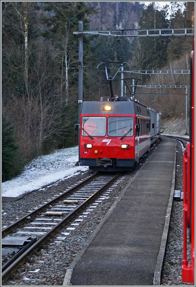 Wie gut kann man bei der CJ bei manchen Zügen noch die Fenster öffnen (aber leider kaum noch schließen...): Bei der Einfahrt in Combe Tabeillon konnte ich den CJ Be 4/4 616 mit einem Güterzug fotografieren.
Der Güterzug wartet auf unseren Zug und fährt dann Richtung La Chaux de Fonds weiter. Combe Tabillon ist ein Spitzkehr-Bahnhof, wie sie im Jura hin und wieder zu finden sind (z.b Chambrelien, Morez).

13. Januar 2025