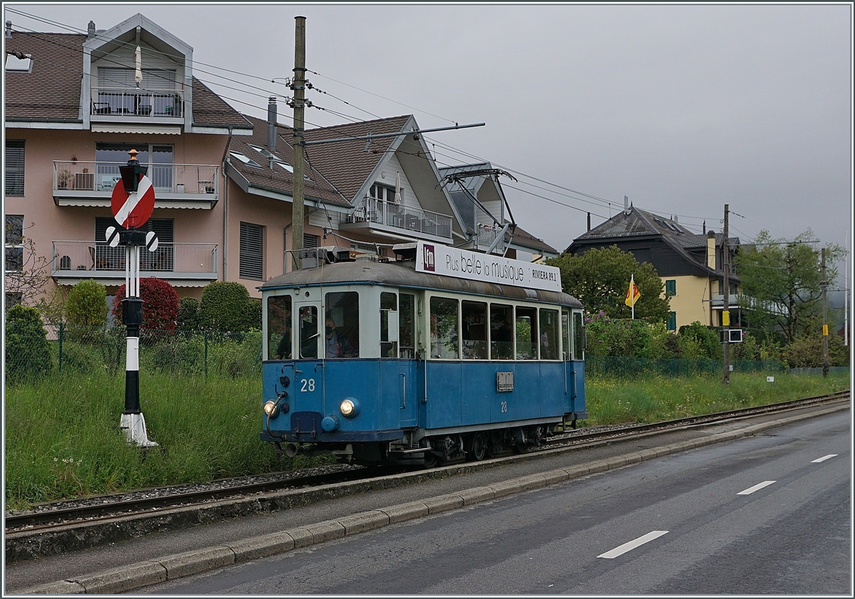 Wie schon im letzten Jahr fällt aus diese Jahr dem Strassenbahnwagen Ce 2/3 N° 28 die Ehre zu die Saison zu eröffnen, doch dieses Jahr verkehrt der hier als Leerfahrt in Blonay eintreffende Ce 2/3 N° 28 nicht mehr als Dienstzug nach sondern als 10:10 Reisezug nach Chamby und Chaulin zurück. Endlich, nach 187 Tagen ist Winterpause vorbei und die 53. Blonay-Chamby Bahn Saison beginnt. 

Blonay, den 1. Mai 2021