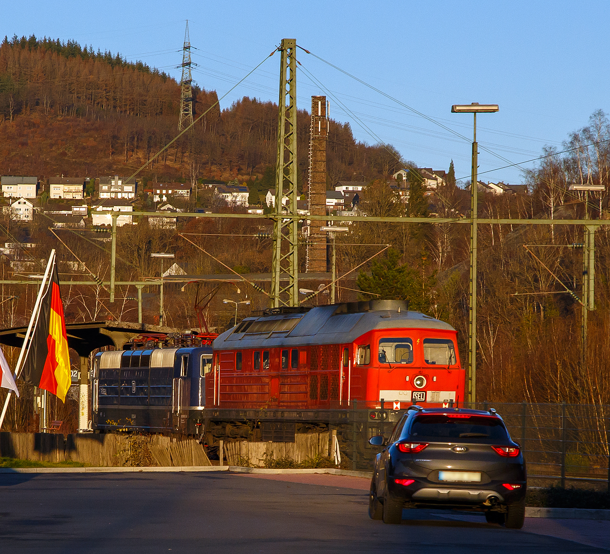 Wie so oft verlässt man seine gute Fotostelle zu früh....
So waren wir am 18.12.2020 fünf Minuten zuvor an der guten Fotostelle in Mudersbach (nähe Bf. Brachbach), in Niederschelderhütte wollten wir noch in einem großen Discounter (wo man sehr gut die Abstandsregel einhalten kann) einkaufen. Wir parken am Parkplatz ein, steigen aus und da sehe ich sie heranrauschen, schnell die Kamera in die Hand, abdrücken und hier ist das Ergebnis.....
Die 181 204-9 „Rügen“  (91 80 6181 204-9 D-SEL) im schlepp mit der  Ludmilla  234 278-0 (92 80 1234 278-0 D-SEL), ex DB 234 278-0, ex DR 232 278-2, ex DR 132 278-3, beide Loks von der SEL – Martin Schlünß Eisenbahnlogistik (Wankendorf) fahren am 18.12.2020 durch Mudersbach-Niederschelderhütte in Richtung Siegen. 
Wäre nicht der PKW in der Schussrichtung so wäre das Bild wohl noch ansprechender.

Die 181 204-9 hatte ich 2013 noch in „rot“ vor der Linse, siehe:
http://hellertal.startbilder.de/bild/Deutschland~E-Loks~BR+181.2/298064/mit-zehnmenuetiger-verspaetung-faehrt-um-917.html
Die Ludmilla hatte ich im Sommer auch besser, siehe:
http://hellertal.startbilder.de/bild/deutschland~dieselloks~br-211-db-v10010/706494/die-ludmilla-234-278-0-92-80.html