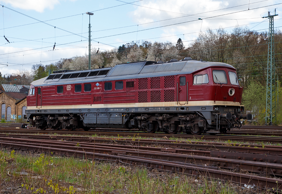 
Wieder in der DR-Farbgebung „bordeauxrot“....
Die  Ludmilla  232 088-5 (92 80 1232 088-5 D-EFW) der EfW-Verkehrsgesellschaft mbH, Frechen, ist am 23.04.2016 in Betzdorf/Sieg abgestellt.

Die ex DR V 300 wurde 1974 von LTS (Luhanskyj Teplowosobudiwnyj Sawod auch bekannt als Lokomotivfabrik Lugansk (ehemals Woroschilowgrad)) unter der Fabriknummer 0304 gebaut und als 132 088-6 an die Deutsche Reichsbahn (DR) geliefert.  Zum 01.01.1992 erfolgte die Umzeichnung in DR 232 088-5 und zum 01.01.1994 dann in DB 232 088-5. Die Ausmusterung bei der DB erfolgte zum 30.08.1998. Im August 2002 ging sie an die WAB - Westfälische Almetalbahn GmbH in Altenbeken  (als Nr. 30), bis sie im Januar 2004 an die EfW-Verkehrsgesellschaft mbH in Frechen ging. 

Die Diesellokomotiven der DR Baureihe 130 (DB 230), 131 (DB 231), 132 (DB 232, 233, 234, 241 und 754) und 142 (DB 242) wurden ab 1970 aus der damaligen Sowjetunion in die DDR importiert und bei der Deutschen Reichsbahn für den Personen- und Güterverkehr in Dienst gestellt. Die Baumuster wurden noch als V 300 auf der Leipziger Messe vorgestellt.

Von der Baureihenfamilie wurden zwischen 1970 und 1982 insgesamt 873 Stück in Dienst gestellt. Nach 1990 kam die unter Eisenbahnern ungebräuchliche Bezeichnung Ludmilla auf.

Die Baureihe 132 war universell einsetzbar, sowohl im hochwertigen Schnellverkehr als auch im schweren Güterzugdienst. Nebenstrecken mit weniger als 20 t Achslast konnte die BR 132 nicht befahren.

Die Leistung wird von einem direkteinspritzenden 16-Zylinder-Viertakt-Dieselmotor vom Typ Kolomna 5D49 bereitgestellt. Der Motor liefert mit Turbolader und Ladeluftkühler 2.200 kW (3.000 PS). Der Dieselmotor treibt außer der Licht- und Erregermaschine vor allem einen Drehstromhauptgenerator und einen Drehstromheizgenerator an.

Die Kraftübertragung erfolgt elektrisch. Der Traktionsstrom wird über eine Sechs-Wege-Gleichrichtung von 240 Dioden in Gleichstrom gewandelt. Die Leistungsregelung erfolgt über die Dieselmotordrehzahl und einen Thyristorfeldregler der Erregermaschine.

Technische Daten der BR 232:
Hersteller: LTS - Lokomotivfabrik Woroschilowgrad (heute Luhansk)
Spurweite: 1.435 mm (Normalspur)
Achsformel: Co’Co’
Länge über Puffer: 20.820 mm
Drehgestellachsstand: 1850 mm
Dienstgewicht: 124,7 t
Radsatzfahrmasse:  20,4 t 
Höchstgeschwindigkeit: 120 km/h
Stundenleistung: 2200 kW
Treibraddurchmesser: 	1050 mm
Motorentyp: Kolomna 5 D 49 /16 Tsch N 26/26
Leistungsübertragung: elektrisch
Tankinhalt: max. 6000 l
Anzahl der Fahrmotoren: 6
