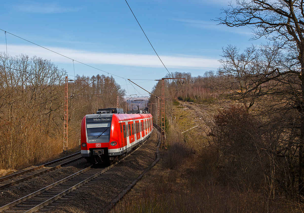 Wieder ein ET 423 auf Abwegen, hier nun der S-Bahn München.....
Der vierteilige Elektrotriebzug 423 578-4 / 433 578-2 / 433 078-3 / 423 078-5 ein „Kurzzug“ der Baureihe 423 (1. Bauserie) der S-Bahn München ( DB Regio Bayern) fährt am 13.03.2022 bei Wilnsdorf-Rudersdorf über die Dillstrecke (evtl. mit Ziel München) in Richtung Frankfurt, nun geht es über den Rudersdorfer Viadukt.

Dieser Triebzug wurde 1999/ 2000 von ADtranz unter den Fabriknummern 174454, 174324, 174389 und 174259 gebaut.
