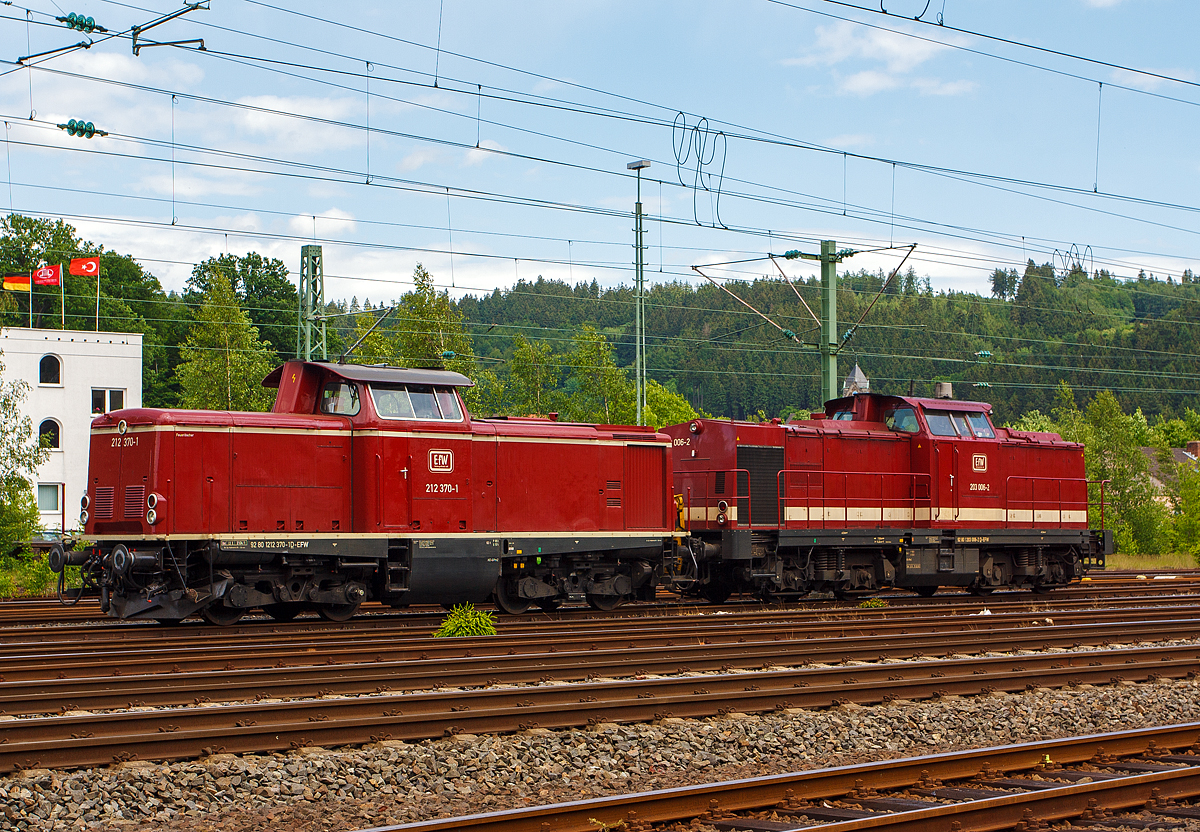 
Wiedervereinigung von West und Ost - Zwei V 100 (1x ex DB und 1x ex DR), beide gehören der EfW-Verkehrsgesellschaft mbH, abgestellt am 08.06.2012 in Betzdorf (Sieg): 
Links die 212 370-1 (92 80 1212 370-1 D-EFW), ex DB V100 2370, sie wurde 1965 bei Deutz unter der Fabrik-Nr. 57770 gebaut;   
Rechts die 203 006-2 (92 80 1203 006-2 D-EFW), ex DR 110 530-3 > ex DR 112 530-1 > ex DR 202 530-2   > ALS 203 005-4), sie wurde 1973 bei LEW (VEB Lokomotivbau Elektrotechnische Werke „Hans Beimler“ Hennigsdorf) unter der Fabrik-Nr. 13569 gebaut.