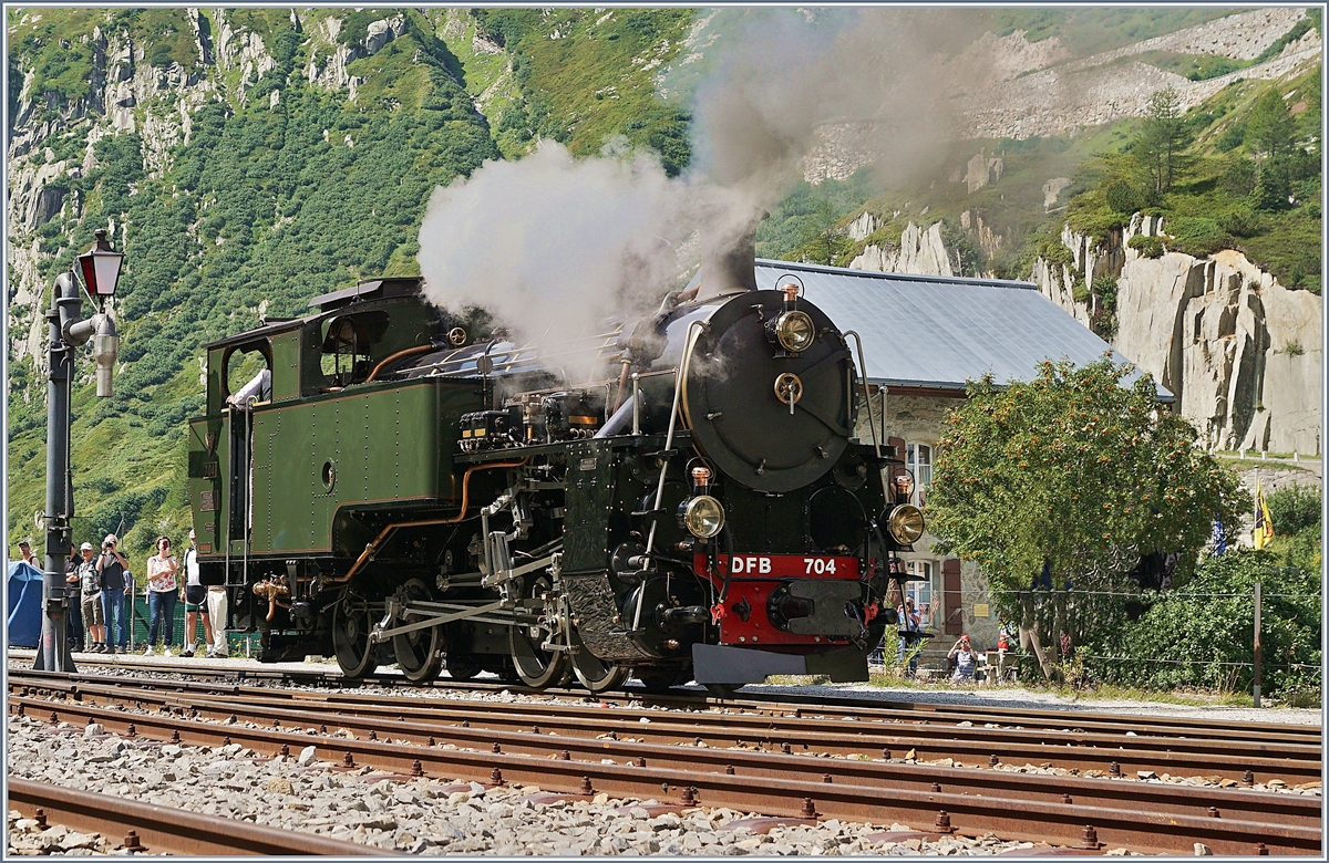  Wir feiern unsere neue Lok HG 4/4 704  so die einladende Unterschrift zum Festprogramm der DFB am 31. August in Gletsch; und die eigenwillig gestaltete Lok wurde dann auch von zahlreichen Besuchern empfangen. Der Bildausschnitt zeigt die HG 4/4 704 beim Rangieren in Gletsch. 

31. August 2019