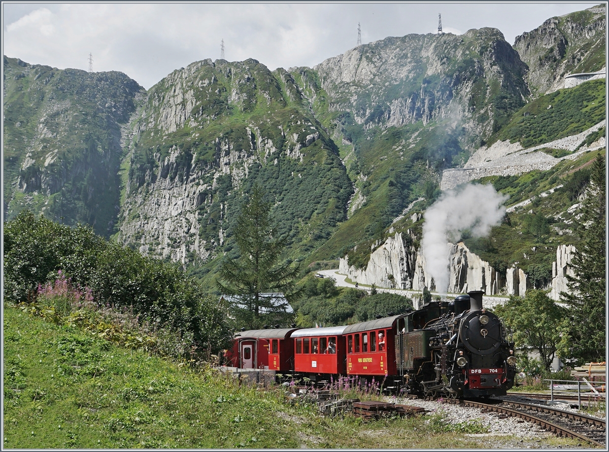  Wir feiern unsere neue Lok HG 4/4 704  und die zurecht gefeierte neue Perle der Alpen zeigt sich im besten Licht: die ex vietnamesische 30-304 ist mit ihrem Extrazug in Gletsch abgefahren. 
Es lohnt sich übrigens die interessante Geschichte der Lok auf den Internetseiten der DFB nachzulesen.

31. August 2019