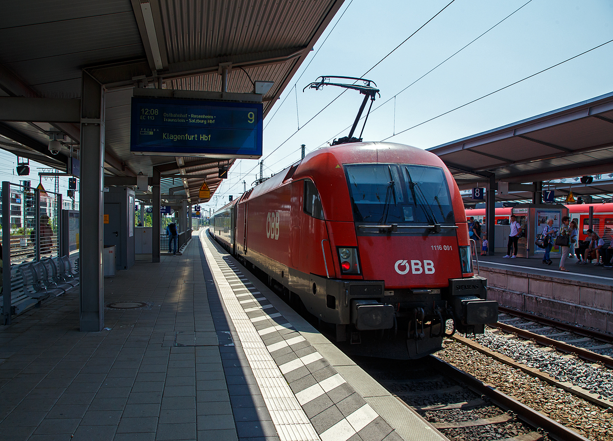 Wir haben unser Zwischenziel erreicht und sind ausgestiegen...
Der EC 113 „Blauer Enzian“ (Frankfurt am Main Hbf - Klagenfurt Hbf) verlässt am 04.06.2019 den Bahnhof München-Pasing und fährt weiter in Richtung München Hbf. Hier am Zugschluss der ÖBB Taurus 2 - 1116 091 (A-ÖBB 91 81 1116 091-0). Der EC 113 wird im Sandwich gefahren, so wurde er von einem weiteren Taurus geführt.

Die ÖBB 1116 091, ex ÖBB 1116 091-8 eine elektrische Universallokomotive vom Typ Siemens ES64U2  wurde 2002 von Siemens unter der Fabriknummer 20520 gebaut und an die ÖBB geliefert. Sie hat die Zulassungen für Österreich und Deutschland.
