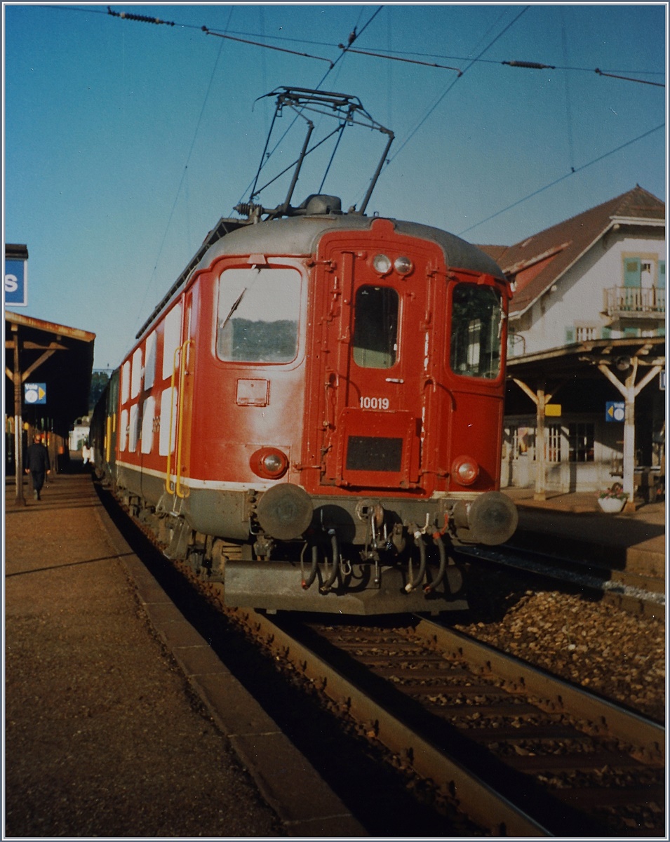 Wird auch heute noch gern und oft fotografiert: Die SBB Re 4/4 I 10019, hier beim Halt mir einem Regionalzug von Payerne nach Lausanne in Puidoux Chexbres.
Sommer 1993 (Analoges Bild)