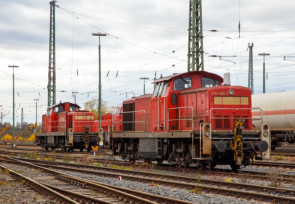 
Wochenendruhe im Güterbahnhof Wetzlar am 20.11.2016....
Abstellt sind u.a. die beiden remotoriesierten V 90, die 294 586-3 (98 80 3294 586-3 D-DB), ex DB 294 086-4, ex DB 290 086-8 und die 294 818-0 (98 80 3294 818-0 D-DB), ex DB 294 318-1, ex DB 290 318-5, der DB Cargo Deutschland AG.

Die 294 586-3 wurde 1968 bei Deutz unter der Fabriknummer 58316 gebaut und als 290 086-8 an die DB geliefert, nach dem Umbau (Funkfernsteuerung) 1996 erfolgte die Umzeichnung in DB 294 086-4 und nach der Remotorisierung mit einem MTU-Motor 8V 4000 R41, Einbau  einer neuen Lüfteranlage, neuer Luftpresser und Ausrüstung mit dem Umlaufgeländer in Jahr 2008, 294 586-3.

Die 294 818-0 wurde 1973 von Henschel in Kassel unter der Fabriknummer 31587 gebaut und als 290 318-5 an die DB geliefert, nach dem Umbau (Funkfernsteuerung) 1997 erfolgte die Umzeichnung in DB 294 318-1 und nach der Remotorisierung mit einem MTU-Motor 8V 4000 R41, Einbau  einer neuen Lüfteranlage, neuer Luftpresser und Ausrüstung mit dem Umlaufgeländer in Jahr 2005, erfolgte die Umzeichnung in 294 818-0.
