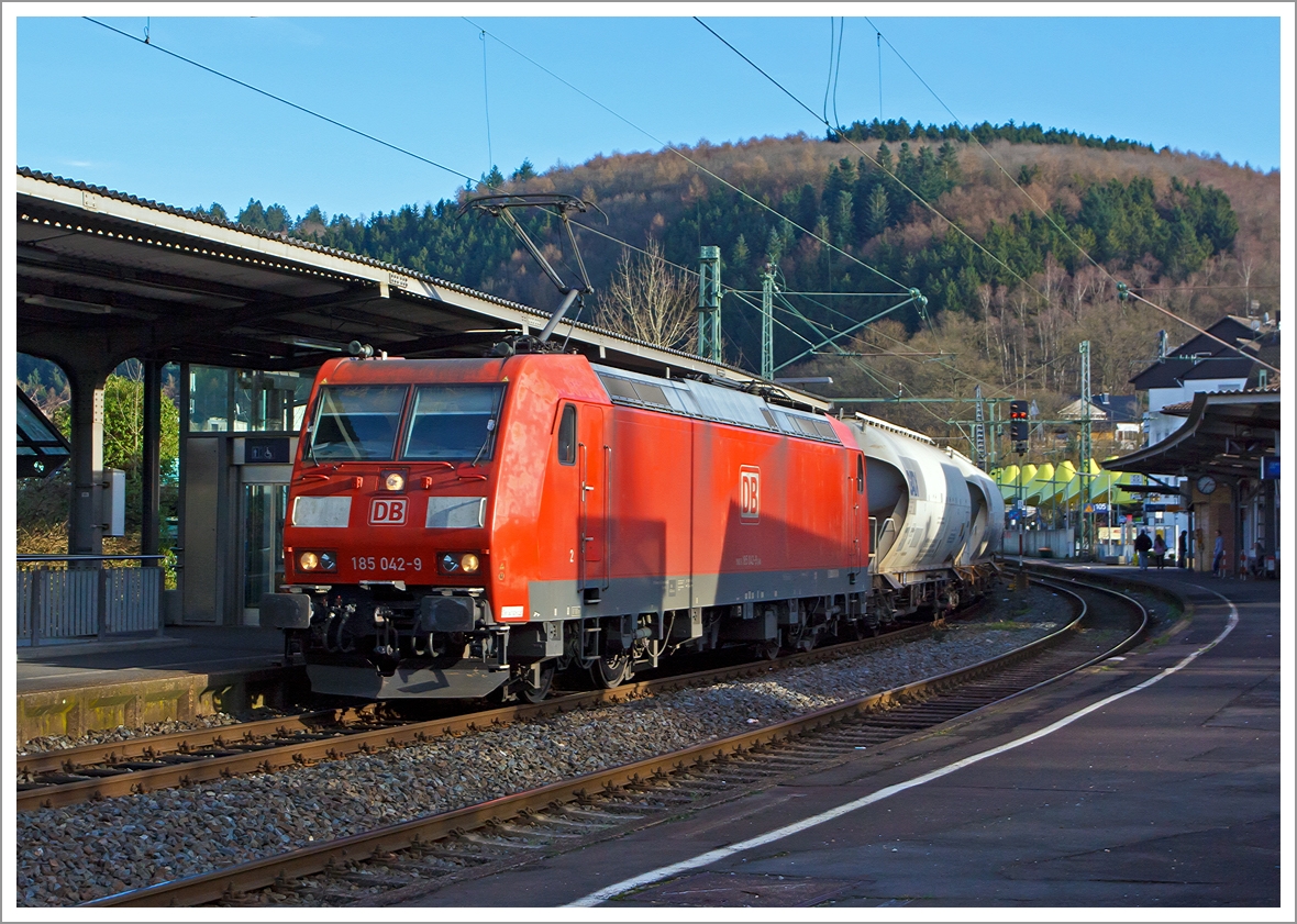 Wohl für 2013 mein letzter Güterzug... 

Die 185 042-9 eine TRAXX F140 AC1 der DB Schenker Rail mit einem gem. Güterzug rauscht am 31.12.2014 durch den Bahnhof Betzdorf/Sieg, in Richtung Köln.
