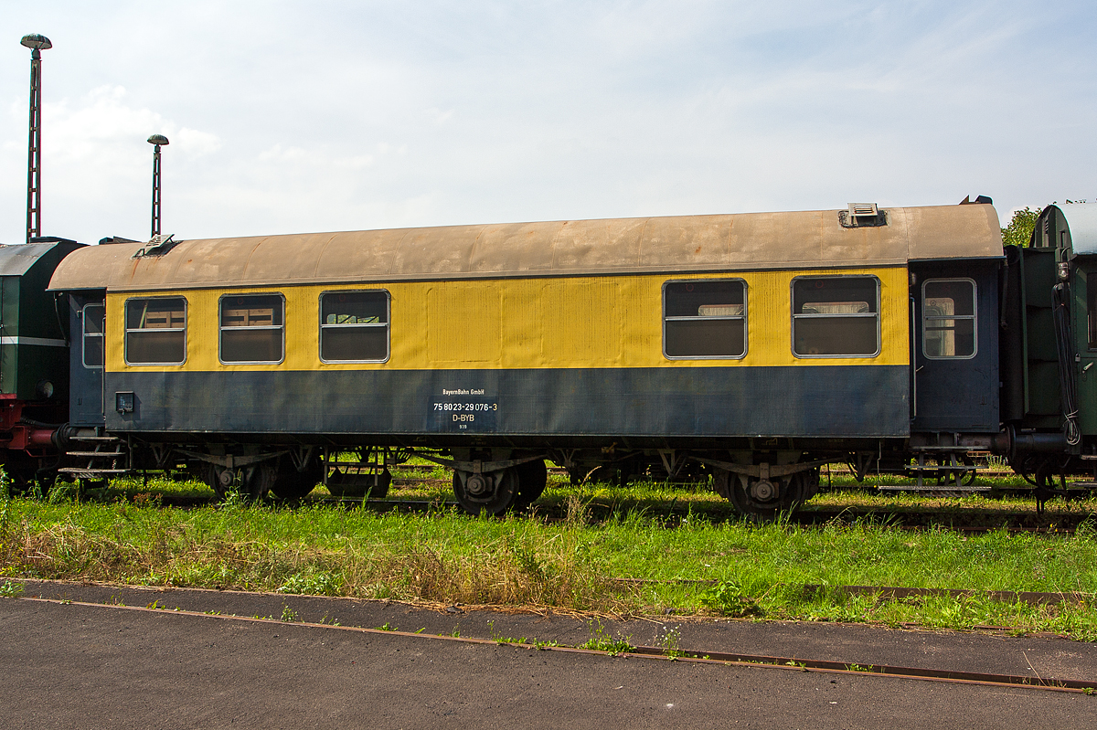 Wohn-/Schlafwagen 75 80 23-29 076-3 D-BYB, ex 75 80 99-29 939-1 D-BYB, BayernBahn GmbH am 24.08.2013 im Dampflokwerk Meiningen.

Entstanden ist dieser Wagen durch Umbau aus einem 3-achsigen DB-Umbau-Wagen der Bauart C3yg-*/54, welche 1954 bis 1960 aus alten Fahrgestellen von Reisezugwagen der Länderbahnen (Vorkriegswagen) und neuen Wagenkastenaufbauten entstanden sind. Dieser Wagen wurde 1973 AW Karlsruhe zum Wohn-Schlafwagen umgebaut.

Technische Daten:
Spurweite: 1.435 mm (Normalspur)
Länge über Puffer: 13.300 mm
Achsabstand:  2 x 3.750 mm = 7.500 mm
Eigengewicht: ca. 17 t
Höchstgeschwindigkeit: 100 km/h 