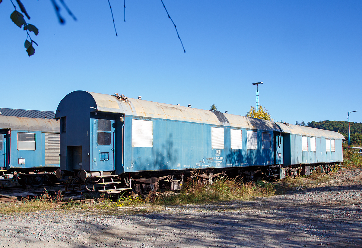 
Wohnschlafwagen 423 (Bauart 430) 60 80 99-25 765-1 der DB Netze (GB Bahnbau BNO Karlsruhe), abgestellt am 16.11.2013 in Kreuztal.

Entstanden ist dieser Wagen durch Umbau aus einem 3-achsigen DB-Umbau-Wagen der Bauart 3yg, welche 1954 bis 1960 aus alten Fahrgestellen von Reisezugwagen der Länderbahnen (Vorkriegswagen) und neuen Wagenkastenaufbauten entstanden sind.

Technische Daten
Länge über Puffer: 13.300 mm
Achsabstand 2 x 3.750 mm = 7.500 mm
Eigengewicht: 18.500kg
Höchstgeschwindigkeit: 100 km/h (reduziert auf 80 km/h laut Betriebliche Sonderbehandlung) 