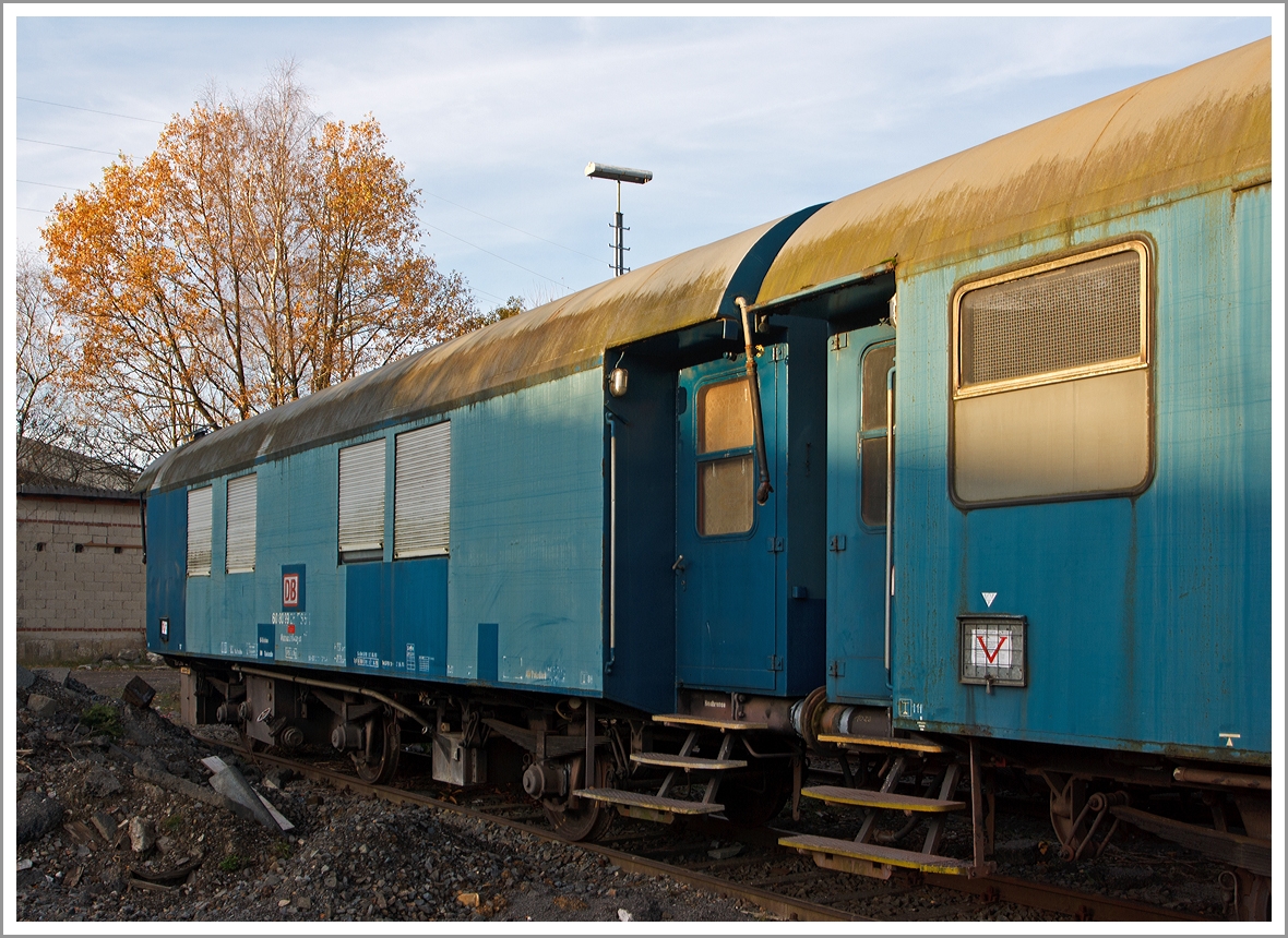 Wohnschlafwagen 430  (Bauart 430) 60 80 99-25 765-1 der DB Netze (GB Bahnbau BNO Karlsruhe), abgestellt am 16.11.2013 in Kreuztal.

Entstanden ist dieser Wagen durch Umbau aus einem 3-achsigen DB-Umbau-Wagen der Bauart 3yg, welche 1954 bis 1960 aus alten Fahrgestellen von Reisezugwagen der Länderbahnen (Vorkriegswagen) und neuen Wagenkastenaufbauten entstanden sind.

Technische Daten
Länge über Puffer: 13.300 mm 
Achsabstand 2 x 3.750 mm = 7.500 mm
Eigengewicht: 18.500kg 
Höchstgeschwindigkeit: 100 km/h (reduziert auf  80 km/h laut Betriebliche Sonderbehandlung)