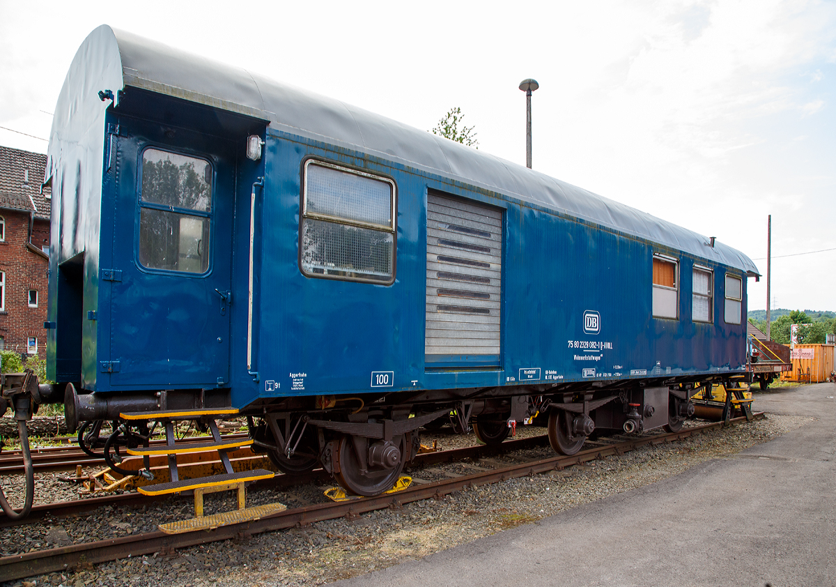
Wohnwerkstattwagen 480 (Bauart 480) - 75 80 2329 082-1 D-AVOLL der Lokvermietung Aggerbahn Andreas Voll e.K. (Wiehl), am 28.05.2017 im Eisenbahnmuseum Dieringhausen. 

Entstanden ist dieser Wohn-Werkstattwagen BA 480 durch Umbau aus einem 3-achsigen DB-Umbau-Wagen der Bauart 3yg, welche 1954 bis 1960 aus alten Fahrgestellen von Reisezugwagen der Länderbahnen (Vorkriegswagen) und neuen Wagenkastenaufbauten entstanden sind.

Technische Daten
Länge über Puffer: 13.300 mm
Achsabstand 2 x 3.750 mm = 7.500 mm
Eigengewicht: 18.300kg
Höchstgeschwindigkeit: 100 km/h 