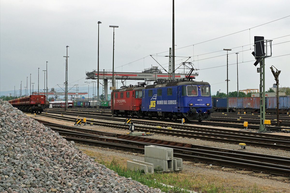 WRS: Am 4. Mai 2018 warteten die beiden Loks 430 111 und 430 115 von Widmer Rail Services AG in Weil am Rhein auf ihren n�chsten Einsatz.
Zur Aufnahme: Standort Baustelle, Bildausschnitt Fotoshop.
Foto: Walter Ruetsch  