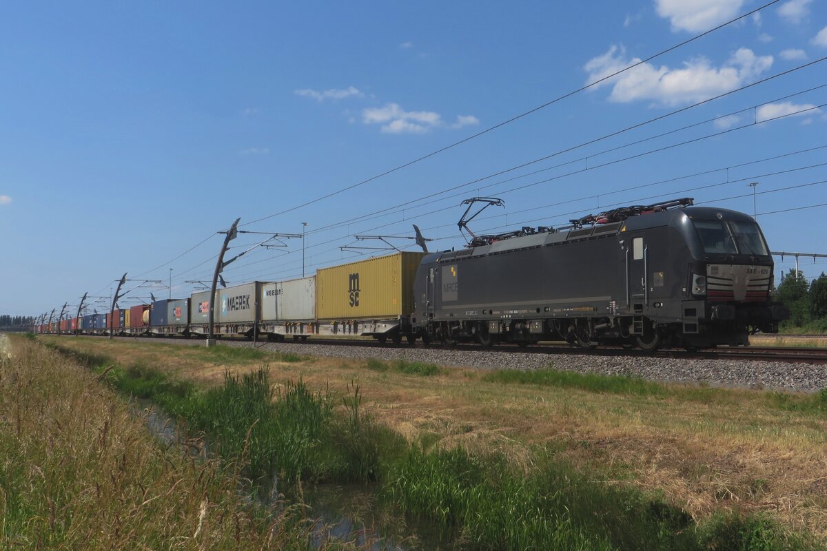 X4E-620 schleppt ein Containerzug durch Valburg am 20 Juni 2023 und ist derzeit an die Lineas vermietet. 