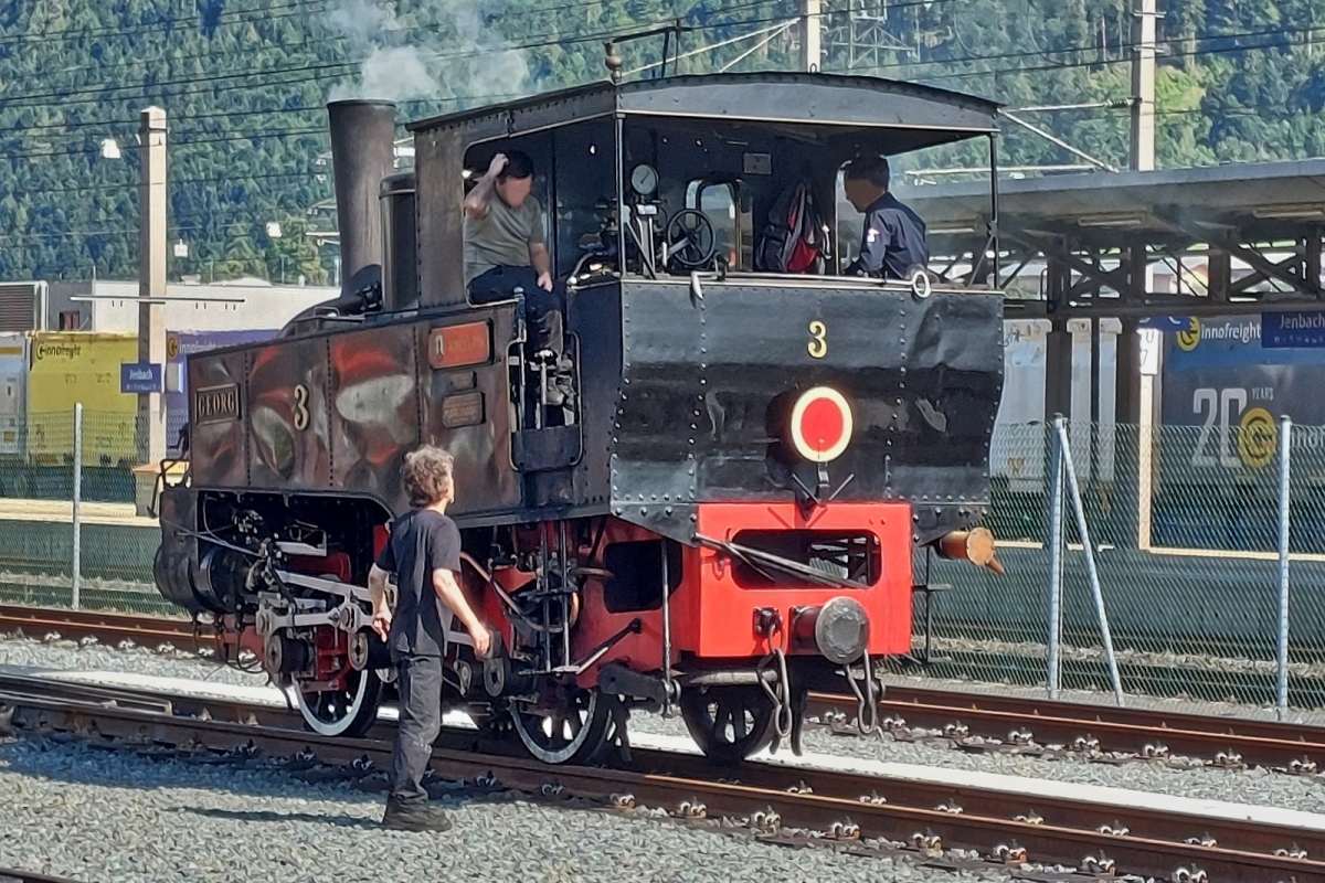 Zahnrad-Dampflok Nr. 3; Georg;  rangiert im Bahnhof von Jenbach. 20.08.2024
Gebaut von der Wiener Lokomotiven Fabrik; BJ 1888-1889; Bauart Bzt-n2; Leistung 180 PS; Spurweite 1000 mm; Verbrauch 350 kg Kohle und 3 qm Wasser f�r Hin und R�ckfahrt der ca. 7 km langen Strecke.
(Homepage der Achenseebahn)
