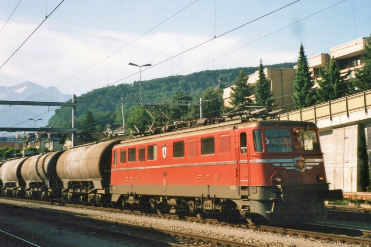 Zementzug mit 11420 hält am 21 Mai 2002 in Spiez.