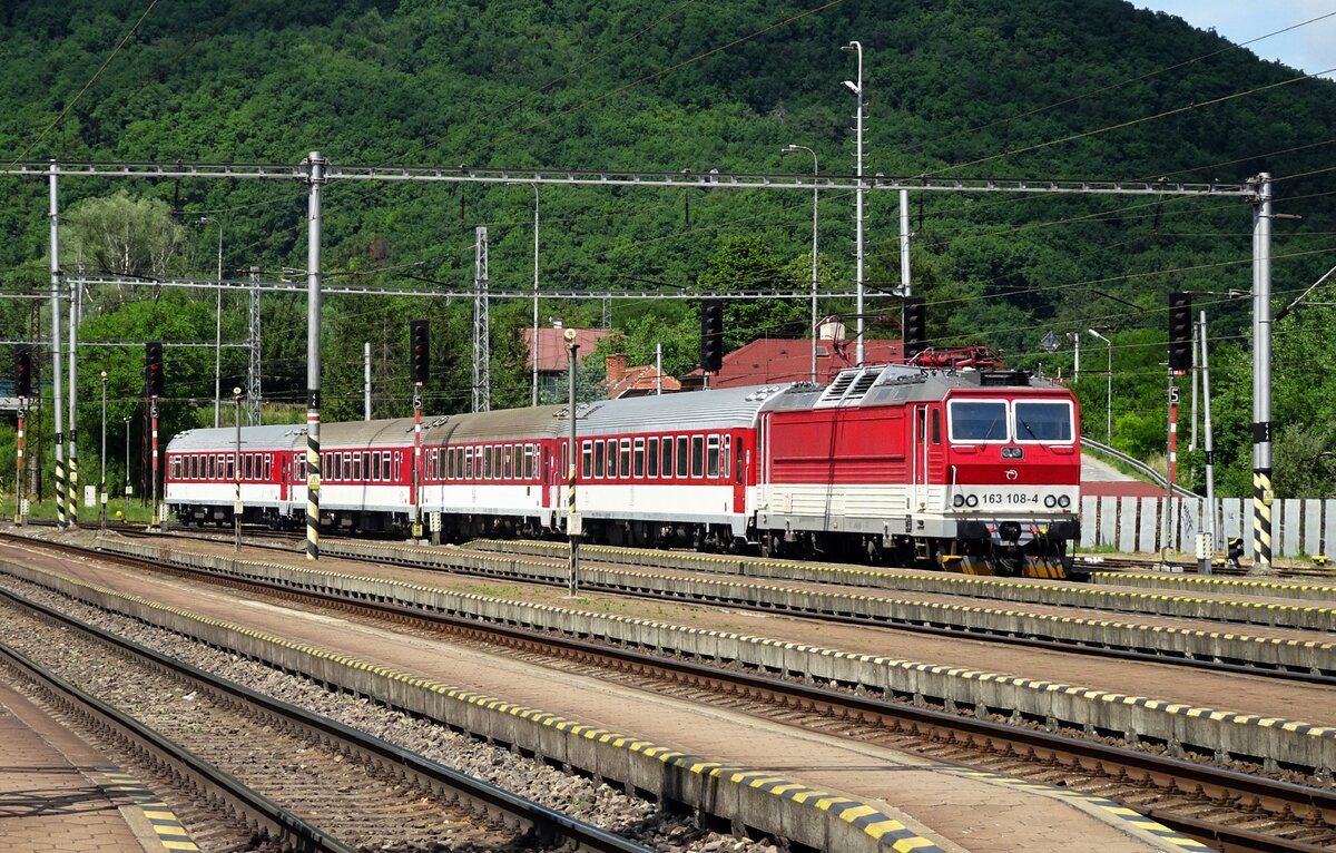 ZSSK 163 108 treft mit ein Rychlyk am 23 Juni 2022 in Kysak ein.