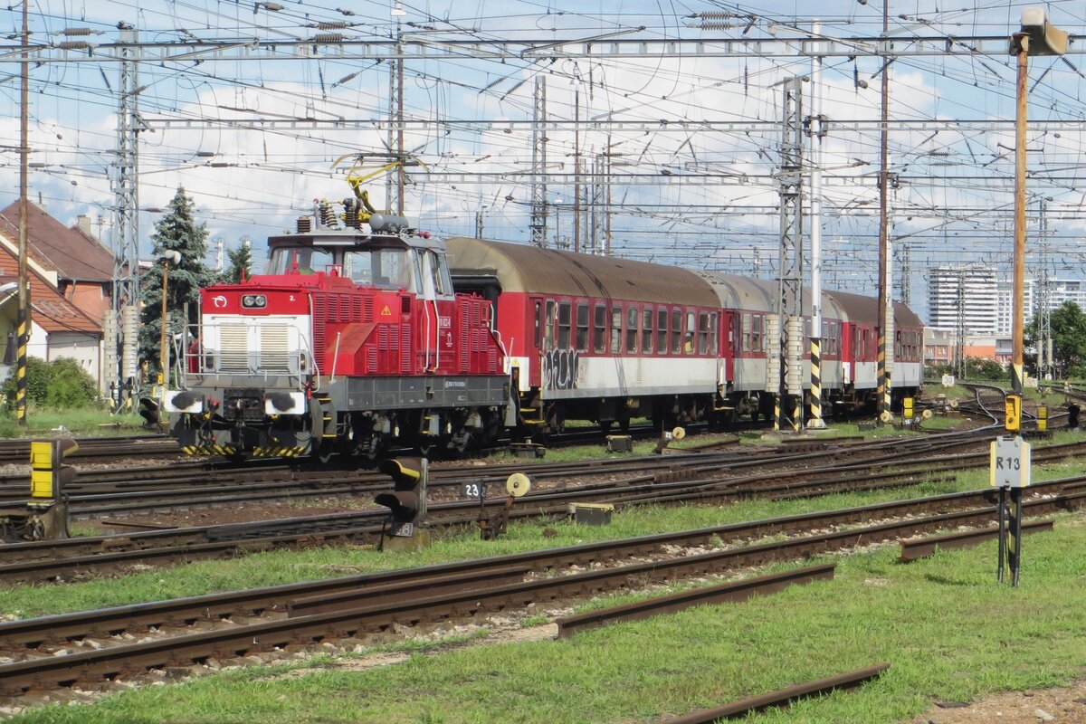 ZSSK 210 022 rangiert am 27 Augustus 2021 in Bratislava hl.st.