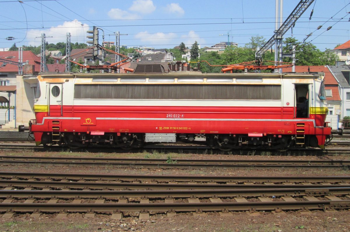 ZSSK 240 022 lauft um in Bratislava hl.st. am 29 Mai 2015.