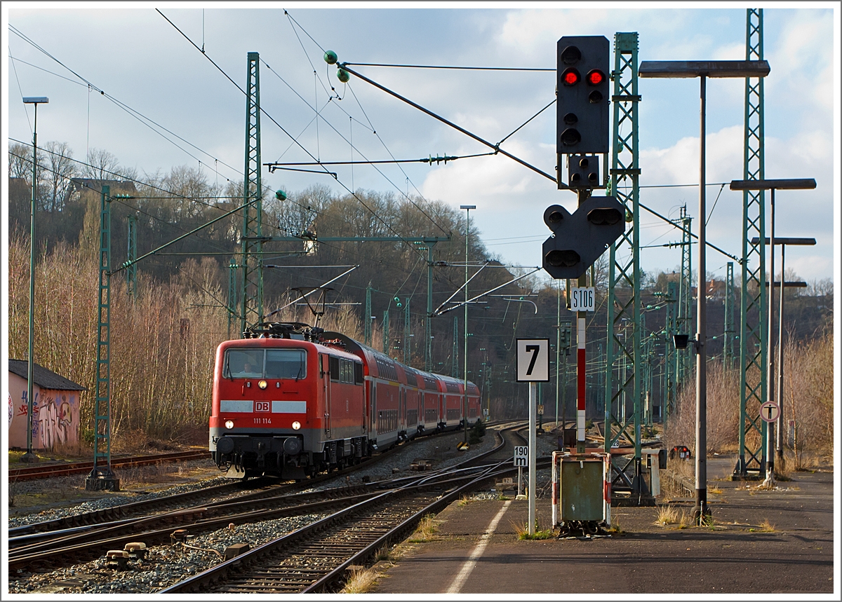 Zu Glück fahren ab und an noch, mit 111er lokbespannte RE´s.....
Hier fährt die 111 114-5 mit DoSto´s als RE 9 - rsx Rhein-Sieg-Express (Aachen - Köln - Siegen) am 02.03.2014 in den Bahnhof Betzdorf/Sieg ein.
