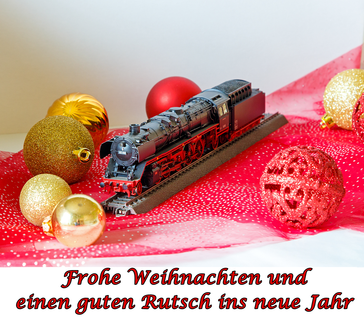 Zudem wünsche ich Euch Gesundheit und ein erfolgreiches Jahr 2017, auf das alle Eure Wünsche in Erfüllung gehen.

Zum Bild:
Mein Liliput H0-Modell (AC mit Sound) der DB Güterzuglok  45 010 (045 010-6), etwas weihnachtlich dekoriert, am 23.12.2016 in Herdorf.
Die Fahrzeuge der Baureihe 45 waren die stärksten Dampflokomotiven, die in Deutschland zum Einsatz gekommen sind. Von den insgesamt 28 gebauten Lokomotiven dieser Baureihe blieb nur die 45 010 erhalten. Sie wurde aber leider 2005 bei dem Brand des Verkehrsmuseums Nürnberg stark beschädigt.  2012 wurde die Lokomotive im Dampflokwerk Meiningen wieder optisch und rollfähig als museales Ausstellungsfahrzeug aufgearbeitet. Sie steht heute im Depot des VM Nürnberg in Lichtenfels, leider nicht frei zugänglich.