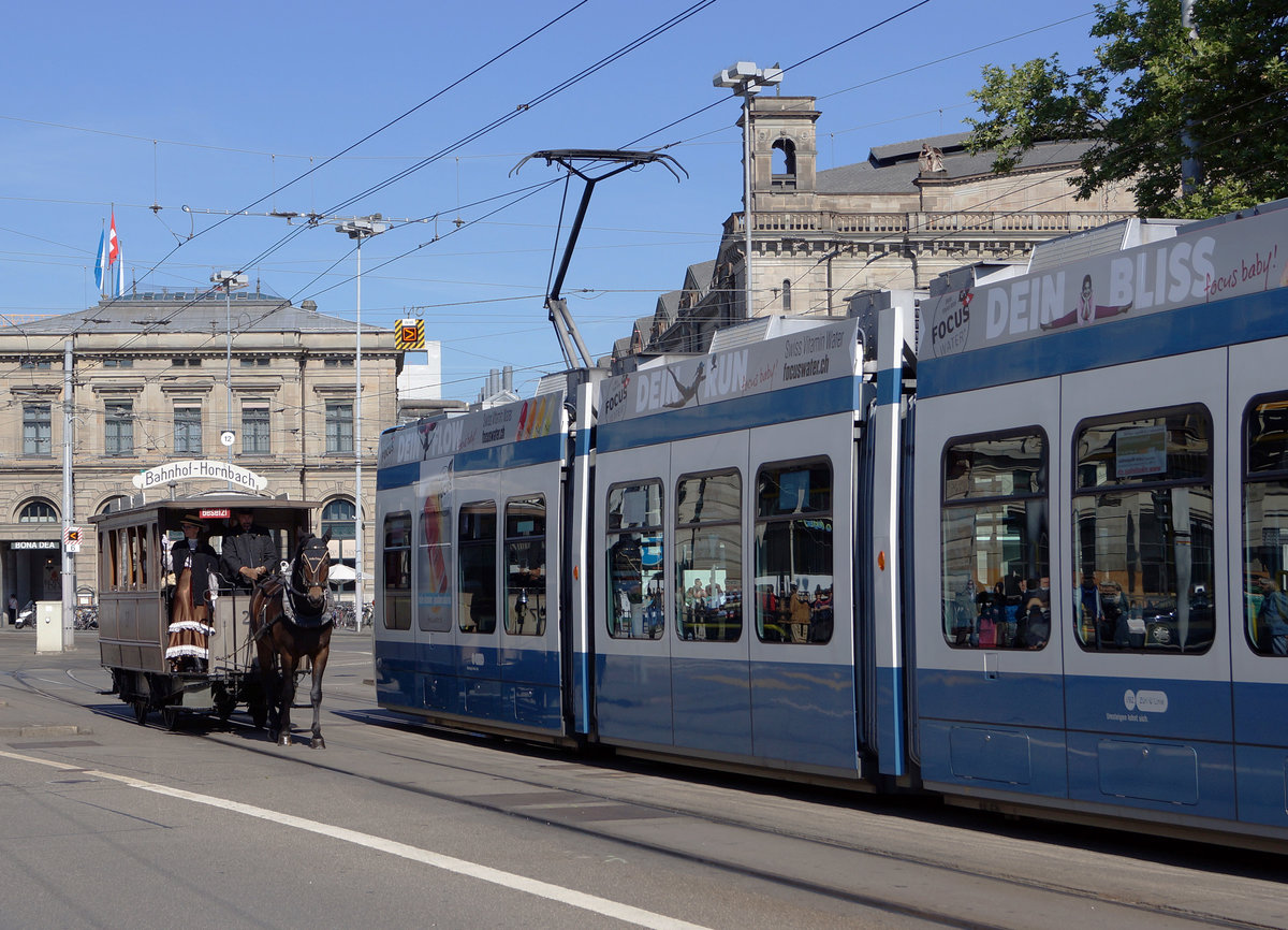 ZÜRCHER TRAMPARADE 2017 
VBZ: Aus Anlass des Jubiläums 50 Jahre Verein Tram-Museum Zürich und 10 Jahre Tram-Museum Burgwies wurde am Sonntagmorgen, 21. Mai 2017 ein einmaliger Tram-Korso durchgeführt. 

Beteiligt waren nicht weniger als 17 Strassenbahnwagen vom sonst im Verkehrshaus zu sehenden Rösslitram über das älteste elektrische Tram mit Jahrgang 1897 bis zum modernen Niederflurfahrzeug. Was diese einzigartige Parade noch spezieller machte waren die mitfahrenden Passagiere, welche alle epochengerecht gekleidet waren. Der Korso begann um 9 Uhr am Limmatquai und führt über Bellevue – Quaibrücke – Paradeplatz – Hauptbahnhof – Central zurück an den Ausgangsort. Anschliessend an die Rundfahrt blieben die mit ihren Passagieren bevölkerten historischen Wagen bis 11 Uhr am Limmatquai zwischen Münsterbrücke und Rudolf Brun Brücke zur Besichtigung.
Foto: Walter Ruetsch
