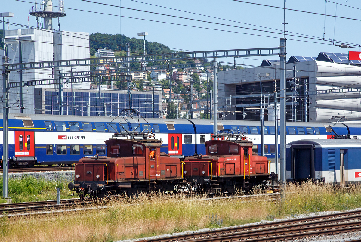 Zürich den 07.06.2015 beim Hauptbahnhof (aufgenommen aus einem fahrenden TGV):
Die SBB Ee 3/3 – 16430 (links) wird gerade vor der SBB Ee 3/3 – 16388 abgestellt.

Die Ee 3/3 sind elektrische Rangierlokomotiven der Schweizerischen Bundesbahnen, für den leichten und mittelschweren Dienst.  Die Ee 3/3 verfügen über keine Vielfachsteuerung. Die etwas neueren Ee 3/3 sind noch heute häufig in größeren Bahnhöfen anzutreffen, erhalten aber zunehmend Konkurrenz werden seit 2010 schrittweise durch die SBB Ee 922 ersetzt.

Die ersten Ee 3/3 wurden 1928, diese hatten anfangs noch den Führerstand am einen Ende (was zum Beinamen  Bügeleisen  führte). Die Lokomotive war so erfolgreich, dass erst 1966 die letzte Ee 3/3 gebaut wurde, wobei große Teile der Konstruktion über die Zeit gleich blieben. Um im Rangierbetrieb in beide Richtungen übersichtlich zu sein, wurde das Führerhaus mittig angeordnet. Ein einziger Fahrmotor treibt eine Antriebsachse, welche wiederum über ein Kuppelgestänge die Kraftübertragung auf die Räder sicherstellt. Diese antik anmutende Konstruktion wurde bis zur letzten Ee 3/3 1966 beibehalten, obwohl damals Einzelachsantrieb längst üblich war.

Technische Daten:
Rechts die Ee 3/3 16 388 ist Baujahr 1945
Spurweite: 1.435 mm (Normalspur)
Achsformel: C (Antrieb über Kuppelstange)
Länge:  9.510 mm
Leistung:  502 kW / 680 PS
Anfahrzugkraft: 98 kN
Gewicht:  39 t  
Höchstgeschwindigkeit:  50 km/h
Übersetzung:  1 : 5.579  
Stromsysteme:  15 kV 16.7 Hz

Links die Ee 3/3 16430 ist Baujahr 1956 und folgende abweichende Daten:
Leistung:  508 kW / 690 PS
Anfahrzugkraft: 108 kN
Gewicht:  45 t  (Gewicht durch Ballast erhöht) 
Höchstgeschwindigkeit:  45 km/h (neues Getriebe)
Übersetzung:  1 : 6.2   
