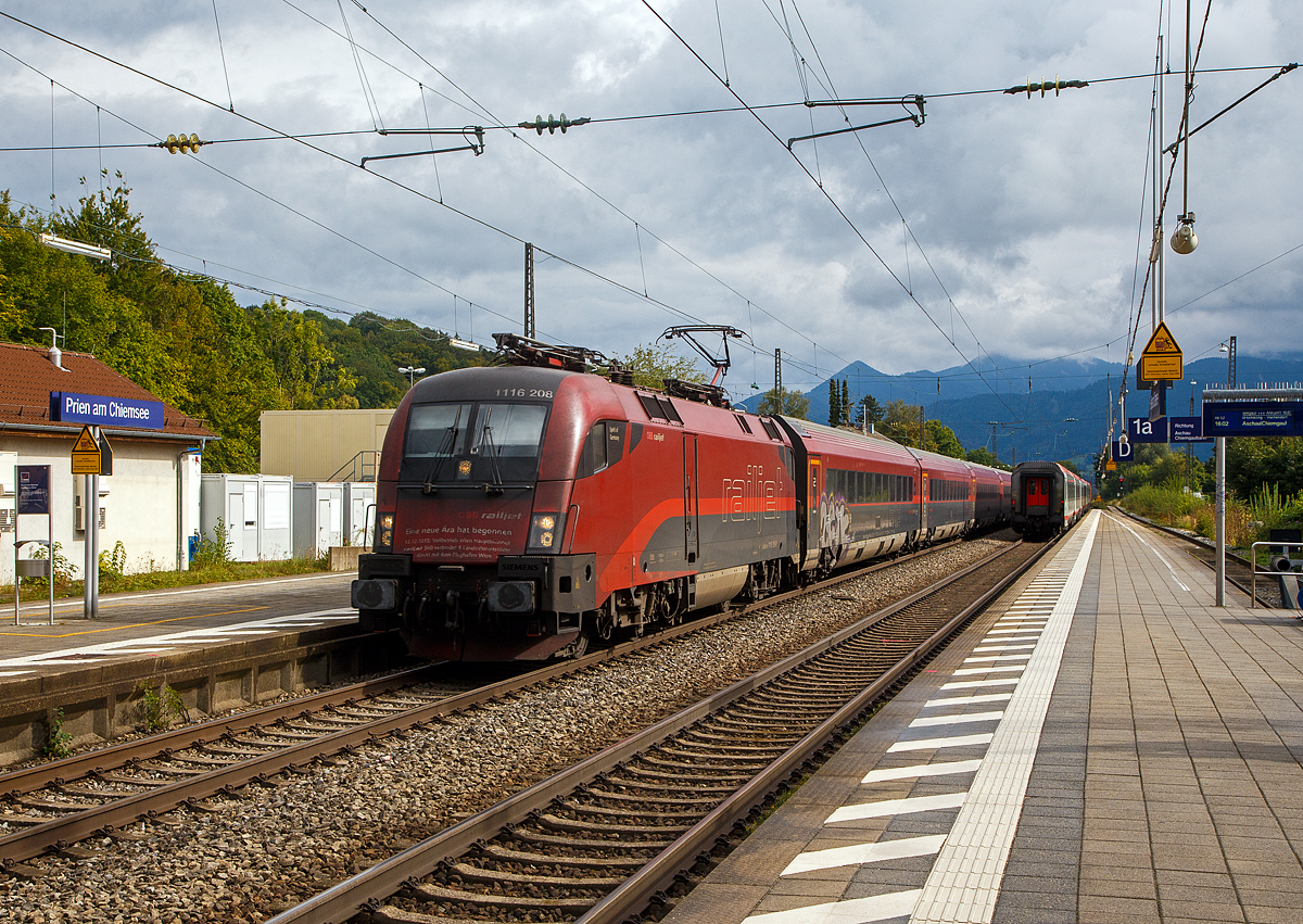 Zugbegegnung im Bahnhof Prien am Chiemsee am 11.09.2022...
Rechts rauscht der Taurus II �BB 1116 139 mit einem IC in Richtung Salzburg, w�hrend links der Taurus II �BB 1116 208 „Spirit of Germany“. mit Werbung f�r dem �BB Railjet „Eine neue �ra hat begonnen...“, mit einem �BB Railjet in Richtung M�nchen durchrauscht.
