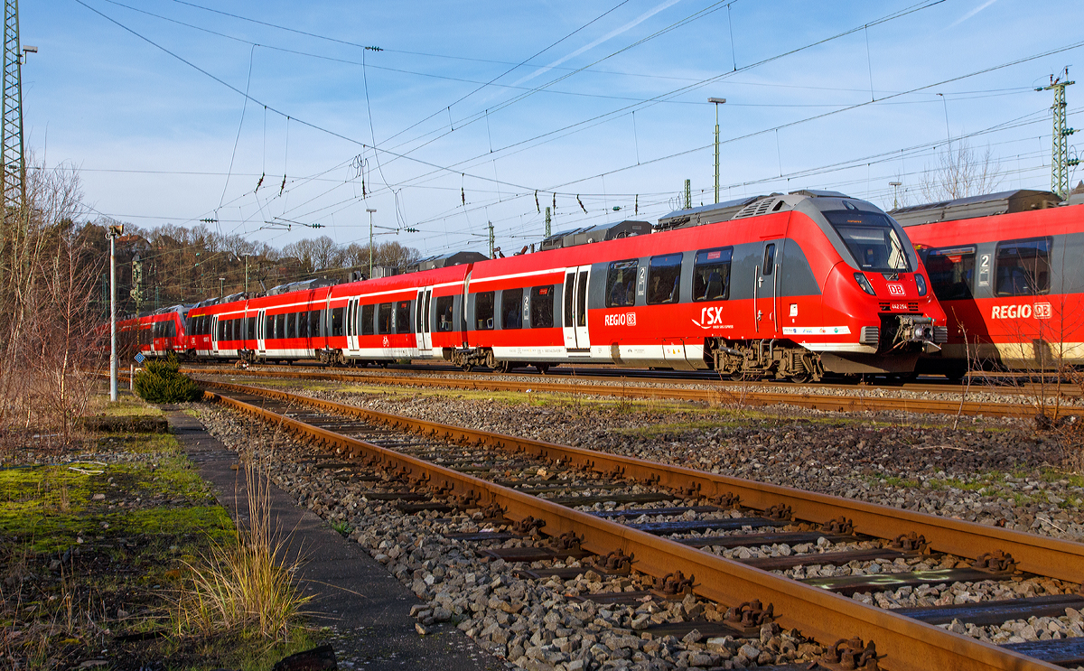 
Zugbegegnung vom RE 9  Rhein-Sieg-Express  in Betzdorf/Sieg am 18.01.2015.....
Jeweils zwei gekoppelte vierteilige Bombardier Talent 2, der vordere erreicht gleich den Bahnhof, während der andere nun weiterfährt in Richtung Köln.
