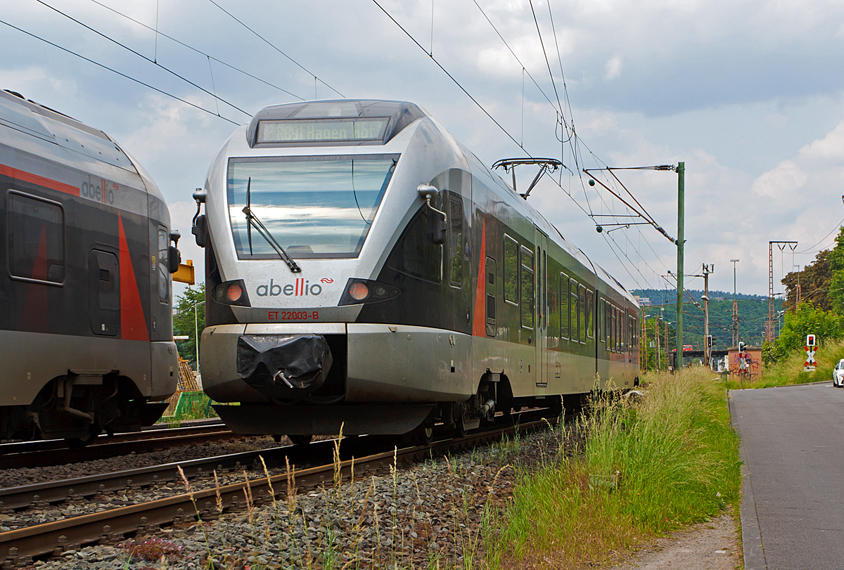 
Zugbegegnung in Siegen-Weidenau am 03.06.2014...
Während der ET 23 002  Märkischer Kreis  der Abellio Rail NRW GmbH, als RE 16  Ruhr-Sieg-Express , nun gleich seine Endstation den Hauptbahnhof Siegen erreicht, hat der ET 22 003  Essen  ein 2-teiliger Stadler Flirt der Abellio Rail, den Hauptbahnhof Siegen, als RB 91  Ruhr-Sieg-Bahn  Hagen - Finnentrop - Kreuztal - Siegen, gerade seine Fahrt begonnen und rauscht nun in Richtung Hagen los. Nächster Halt für ihn ist der Bahnhof Siegen-Weidenau (früher Hüttental-Weidenau). 

Die FLIRT´s befahren hier die KBS 440  Ruhr-Sieg-Strecke  Hagen - Siegen, hier zwischen Siegen Hbf und Weidenau die DB-Streckennummer 2880. 

Hinweis: Die Aufnahme entstand von der öffentlichen Straße aus, direkt Bahndamm.