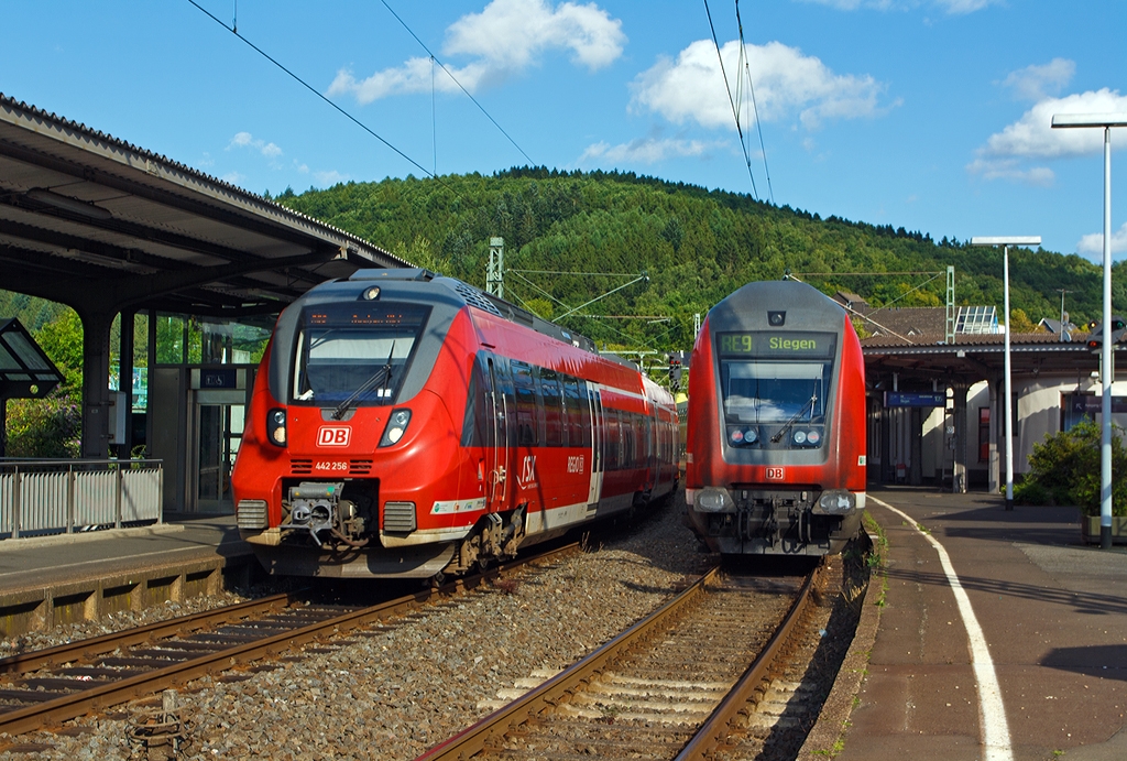 Zugbegegung im Bahnhof Betzdorf/Sieg am 19.08.2013:

Links 442 256 / 756 viertieliger Bombardier Talent 2 als RE 9 (rsx - Rhein-Sieg-Express) Siegen - K�ln - Aachen und rechts der lokbespannte (mit 120 207-6) Gegenzug mit sechs DoSto-Wagen.