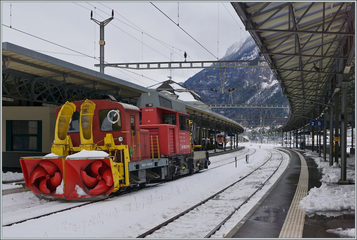Zur Erg�nzung von Armins XTm 104 ein Bild des XTm 106 (CH SBB CFFI 98 85 94 91 106-2) in St-Maurice, geschleppt vom Tm 234 113. 

11. Dez. 2017