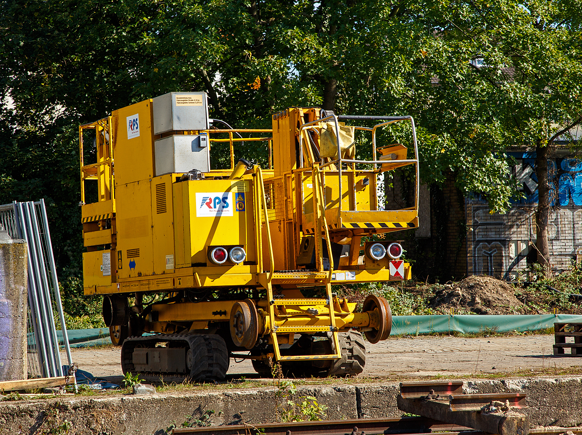 ZW-Hubarbeitsbühne für die Oberleitungsmontage, Selbstfahrendes schienengebundenes Gerät Registrier-Nr. G 9936 002, der RPS Rail Power Systems GmbH (ex Balfour Beatty Rail) abgestellt am 08.10.2021beim Bahnhof Bonn-Beuel.

ZW-Hubarbeitsbühne vom Typ ELAN.00C wurde 2007 vom französischen Hersteller NEOTEC Développement SAS unter Fabriknummer ELA07.060.38 gebaut, der Vertrieb in Deutschland über France Elévateur Deutschland GmbH.

TECHNISCHE DATEN:
Spurweite (Schiene): 1.435 mm 
Länge über Alles: 4.807 mm
Achsabstand: 3.450 mm
Eigengewicht:  7,7 t      
Höchstgeschwindigkeit (Schiene):  15 km/h   
Arbeitsgeschwindigkeit max. (Schiene):  5 km/h 
Höchstgeschwindigkeit (Raupenketten): 2 km/h