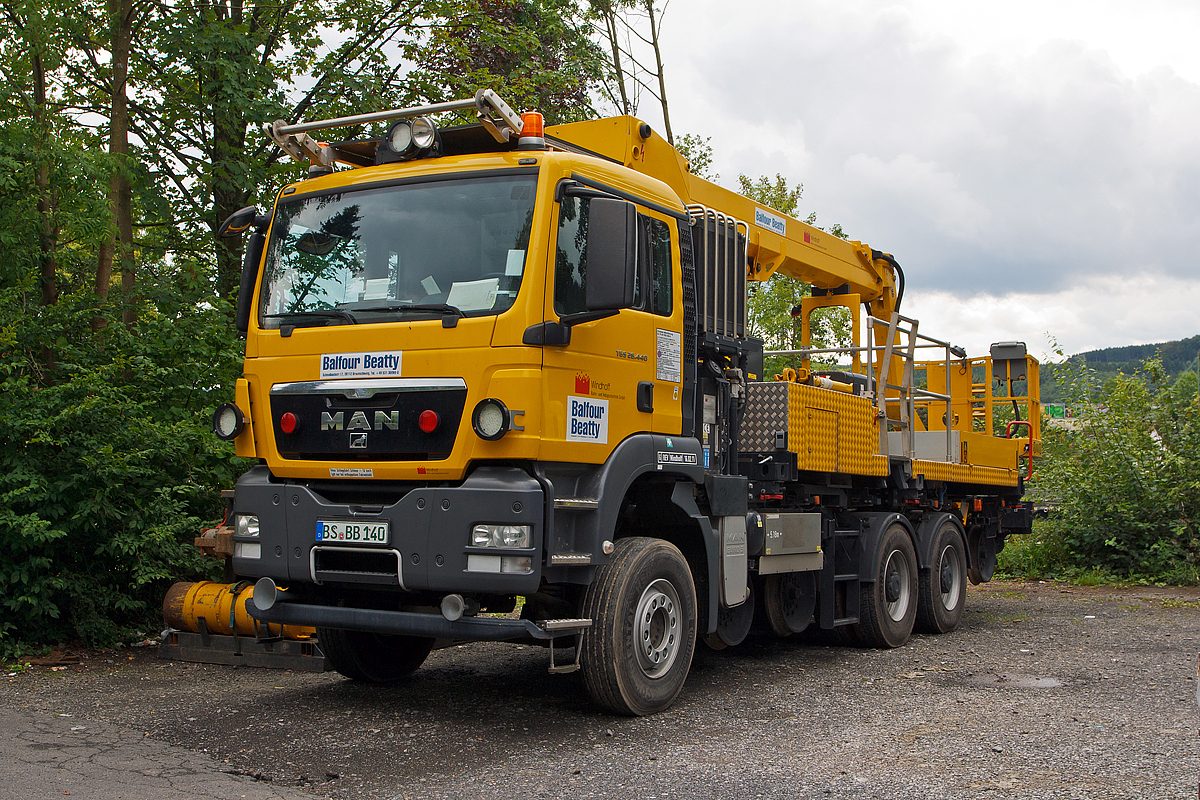 
ZW-MAN TGS 26.440 mit WINDHOFF SFE  (Schienenfahrsysteme-Einheit) und Hubarbeitsb�hne, Schweres-Nebenfahrzeug-Nr. 99 80 9906 008-4, der Balfour Beatty Rail abgestellt am 16.08.2014 in Kreuztal. 

Das Fahrzeug besitzt zwei hydraulisch absenkbare Drehgestelle, deren R�der einzeln hydraulisch angetriebenen (�ber Innenverzahnung und Hydromotor) werden. Die Hubarbeitsb�hne (RUTHMANN-Teleskopb�hne) ist als Wechselrahmenmodul (Wechselpritsche) ausgef�hrt. Die Zweiwegeeinrichtung und der Aufbau wurde 2010 von Windhoff (Rheine) unter der Fabriknummer 101007259/2695 gebaut. 

TECHNISCHE DATEN (Schiene): 
Spurweite: 1.435 mm 
Eigengewicht: 22,5 t 
Nutzlast: 0,5 t 
Anh�ngelast: 3,5 t 
Zur Mitfahrt zugel. Personenzahl: 1 (und Fahrer)
H�chstgeschwindigkeit (Hg): 25 km/h (Schleppfahrt 10 km/h)
Drehzapfenabstand: 5.180 mm 
Achsabstand im Drehgestell: 1.000 mm 
Raddurchmesser: 570 mm 
EBA-Nummer: EBA 05D20C 002

Die Daten habe ich an Hand von Aufschriften an dem Fahrzeug zusammengefasst.