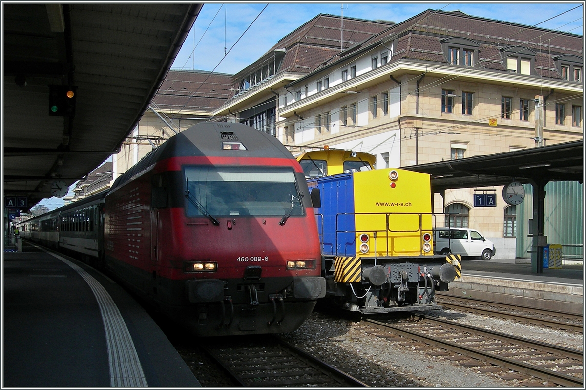 Zwar etwas  Motiv verdeckt  aber immerhin schöne bunt: hinter der SBB Re 460 089-6 steht die Am (98 855) 847 906-5 (CH-WRSCH) in Lausanne auf Gleis 2.
28. März 2015 
