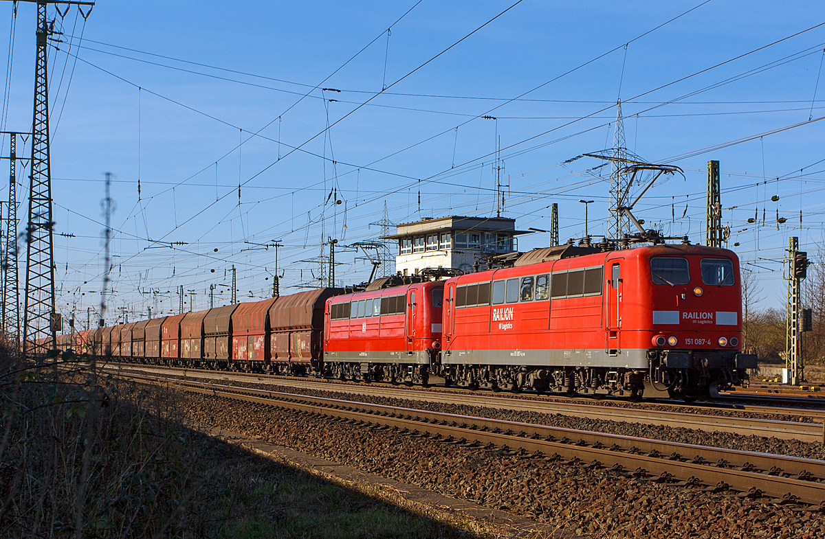 
Zwei 151er in Doppeltracktion, die 151 087-4 und 151 016-3 der DB Schenker Rail Deutschland AG ziehen einen langen Schüttgutwagen am 09.03.2014 bei Koblenz-Lützel in Richtung Süden.  

Die 151 087-4  wurde 1975 bei Krupp unter der Fabriknummer 5337 und die 151 016-3 wurde 1973 bei Krupp unter der Fabriknummer 5258 gebaut und an die DB geliefert.  Seit 2007 tragen sie die NVR-Nummern 91 80 6 151 087-4 D-DB bzw. 91 80 6 151 016-3 D-DB.
