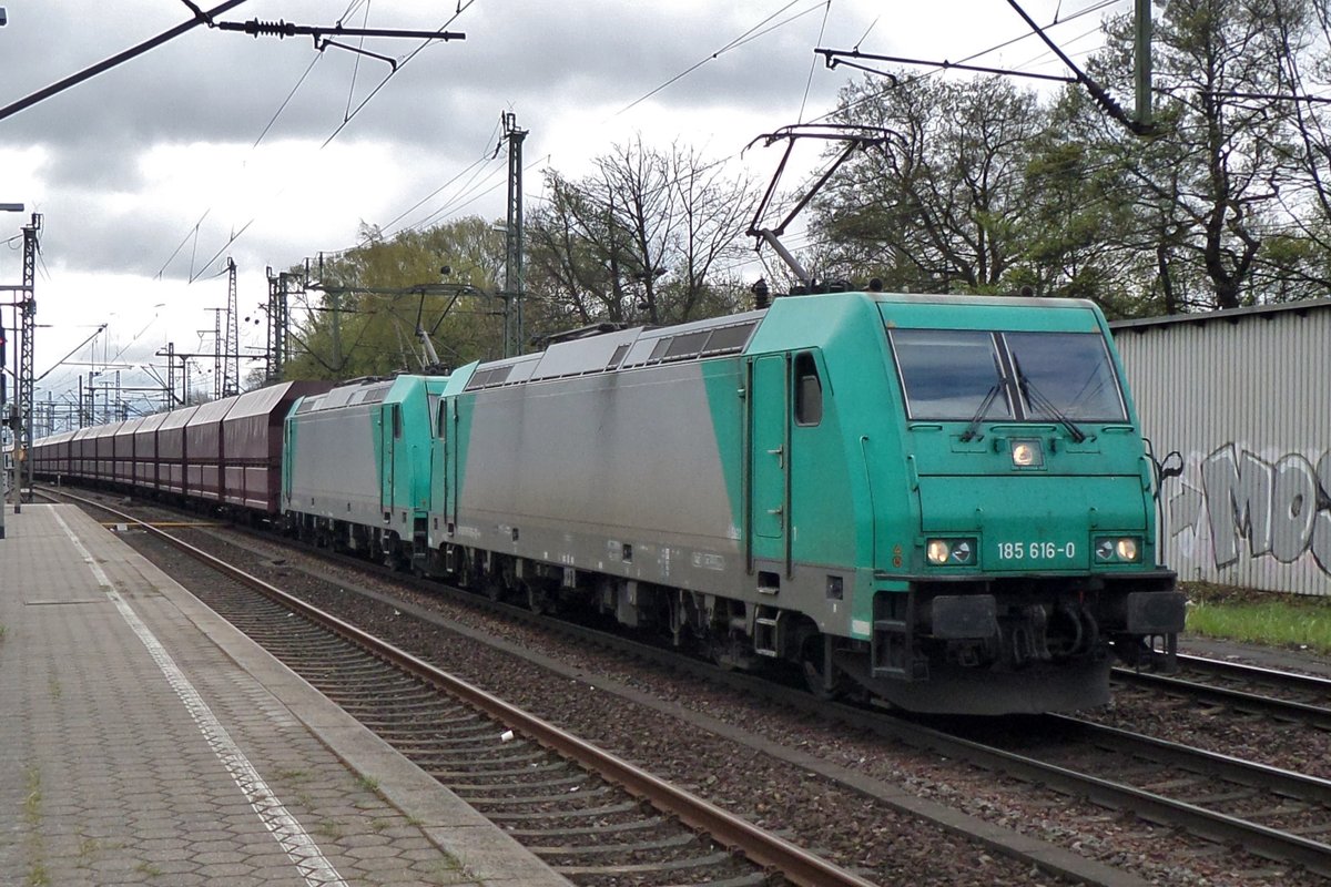 Zwei Alpha Trains S�ldner bei die DB,mit 185 616 an der Spitze, ziehen am 28 April 2016 ein Kohlezug durch Hamburg-Harburg. 