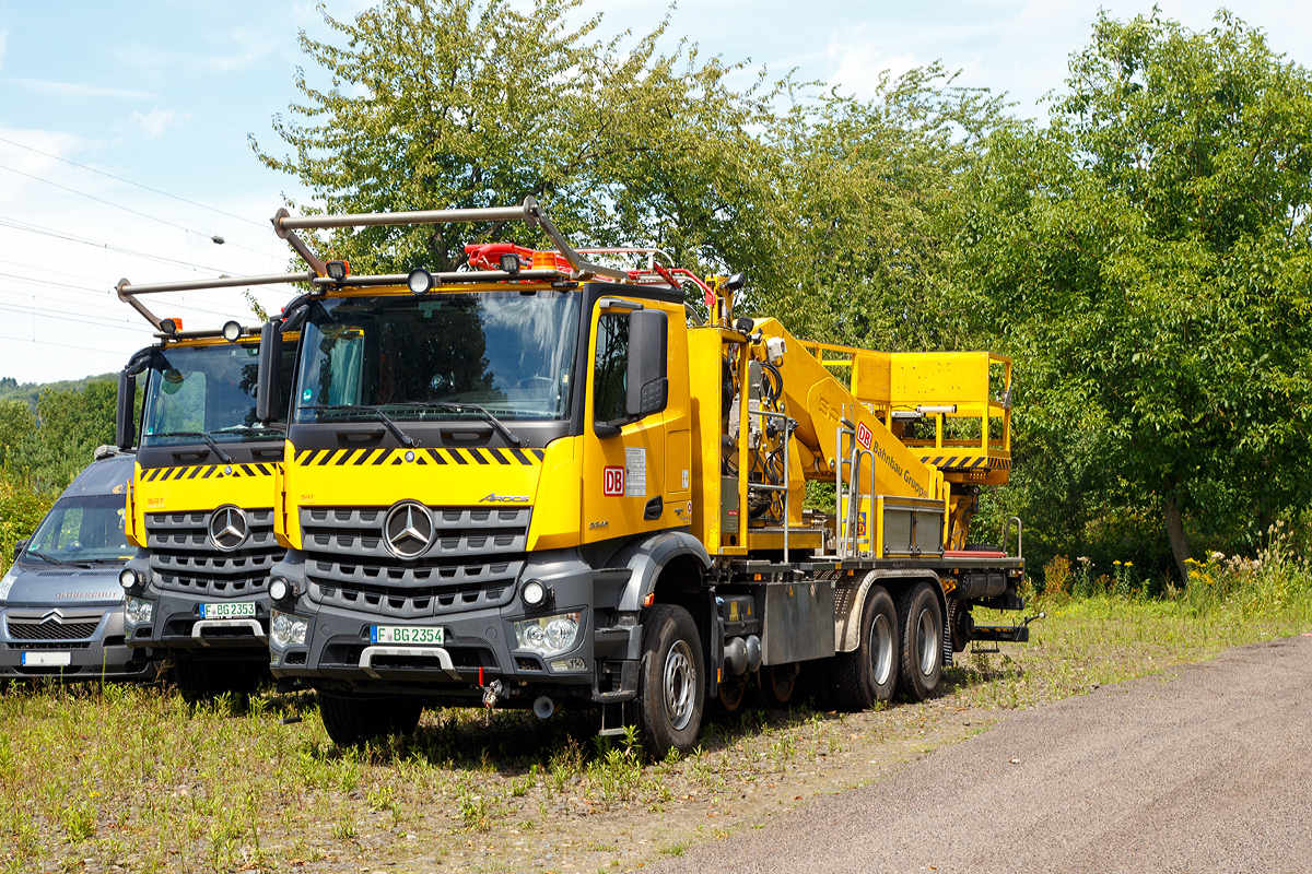 
Zwei baugleiche Zweiwegeturmwagen bzw. ZW Daimler AROCS 3345 mit Hubarbeitsbühne (ZW OMF 3T-L), hydraulischem selbstaufnehmenden Trommelbock und Hubarbeitsbühne, Schweres-Nebenfahrzeug-Nr. 99 80 9906 976-2 (KFZ-Kennzeichen F-BG 2353) und 99 80 9906 977-0 (KFZ-Kennzeichen F-BG 2354), beide der DB Bahnbaugruppe abgestellt am 30.07.2017 in Unkel (Rhein).

Die Fahrzeuge besitzen zwei hydraulisch absenkbare Drehgestelle, bei dem alle Räder einzeln hydraulisch angetriebenen (über Innenverzahnung und Hydromotor) werden. Zweiwegeeinrichtung, wie auch der Aufbau wurden 2017 von der SRT Schörling Rail Tech GmbH (zur ZAGRO Group) in Sehnde gebaut. 

Die Fahrzeuge haben jeweils einen Trommelbock, sowie einen (Prüf)-Stromabnehmer zum Prüfen der Fahrleitungslage.

Das Basisfahrzeug (LKW) ist jeweils ein dreiachsiger Mercedes-Benz Arocs 3345 mit 33 t zulässigem Gesamtgewicht. Angetrieben von einem 12,8 l wassergekühlten Mercedes-Benz Reihensechszylinder- Dieselmotor mit Common-Rail- Direkteinspritzung und Turbolader vom OM471, mit einer Leistung von 330 kW (449 PS) PS) – Maximales Drehmoment 2.200 Nm, EURO 6.

TECHNISCHE DATEN (Schiene):
Spurweite: 1.435 mm 
Achsfolge: Bo´Bo´
Eigengewicht: 25,5 t
Nutzlast: 2,5 t
Anhängelast: 60 t
Bremse: hydrostatisch und Eisenbahnwagenbremse 
Zur Mitfahrt zugel. Personenzahl: 1 (und Fahrer)
Höchstgeschwindigkeit (Hg): 25 km/h 
Höchstgeschwindigkeit (Straße): 80 km/h
