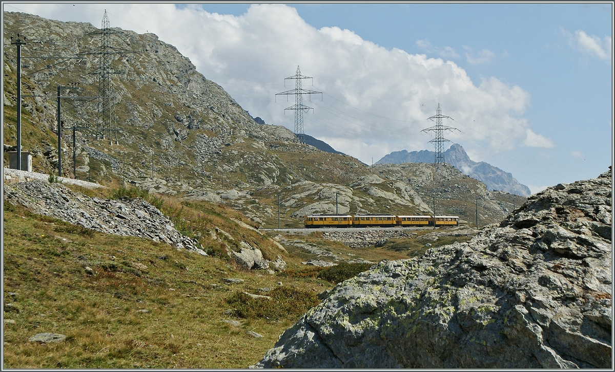 Zwei Bernina Treibwagen ABe 4/4  mit zwei Wagen fahren von Alp Grüm kommend durch die herrlichen Landschaft und erreichen in Kürze Bernina Ospizio.
10. Sept, 2011