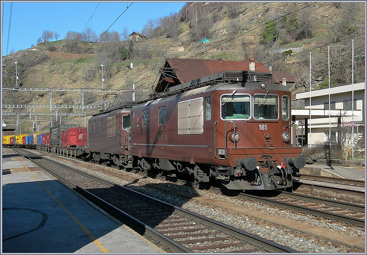 Zwei BLS Re 4/4 fahren mit einem Güterzug in Ausserberg Richtung Brig.
16. März 2007